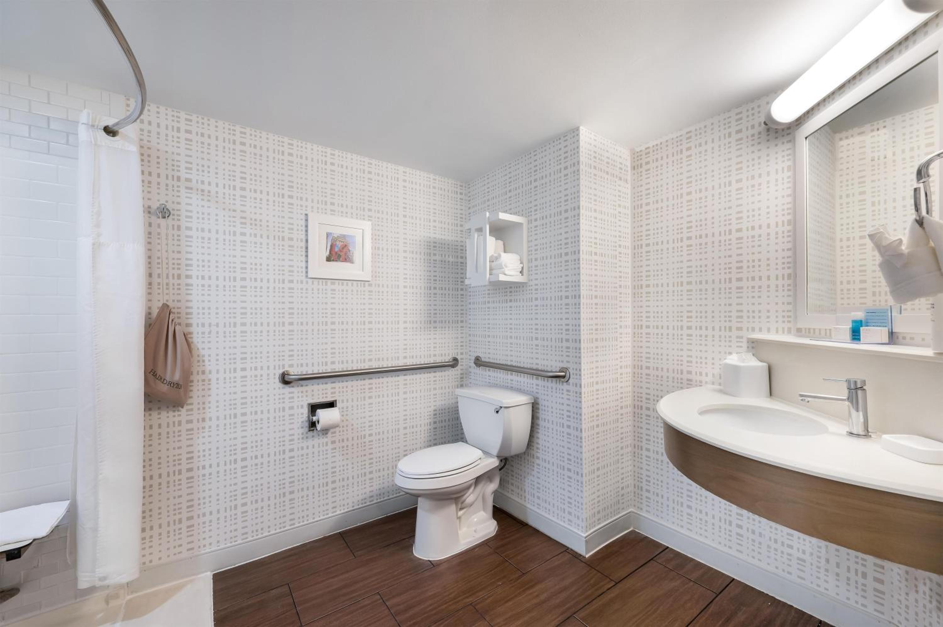 Queen Room with Roll-In Shower - Disability Access/Non-Smoking photo 2