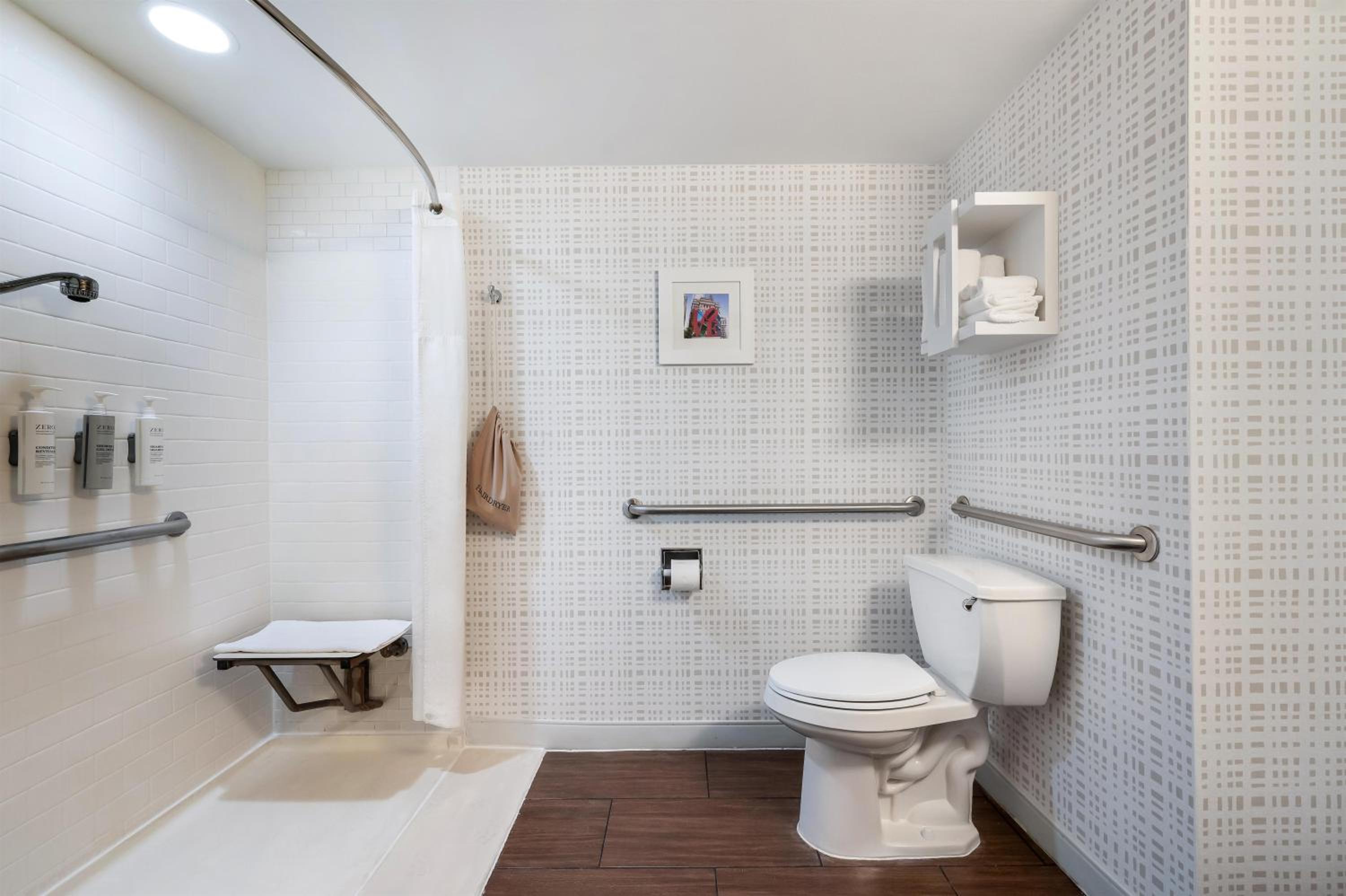 Queen Room with Roll-In Shower - Disability Access/Non-Smoking photo 3