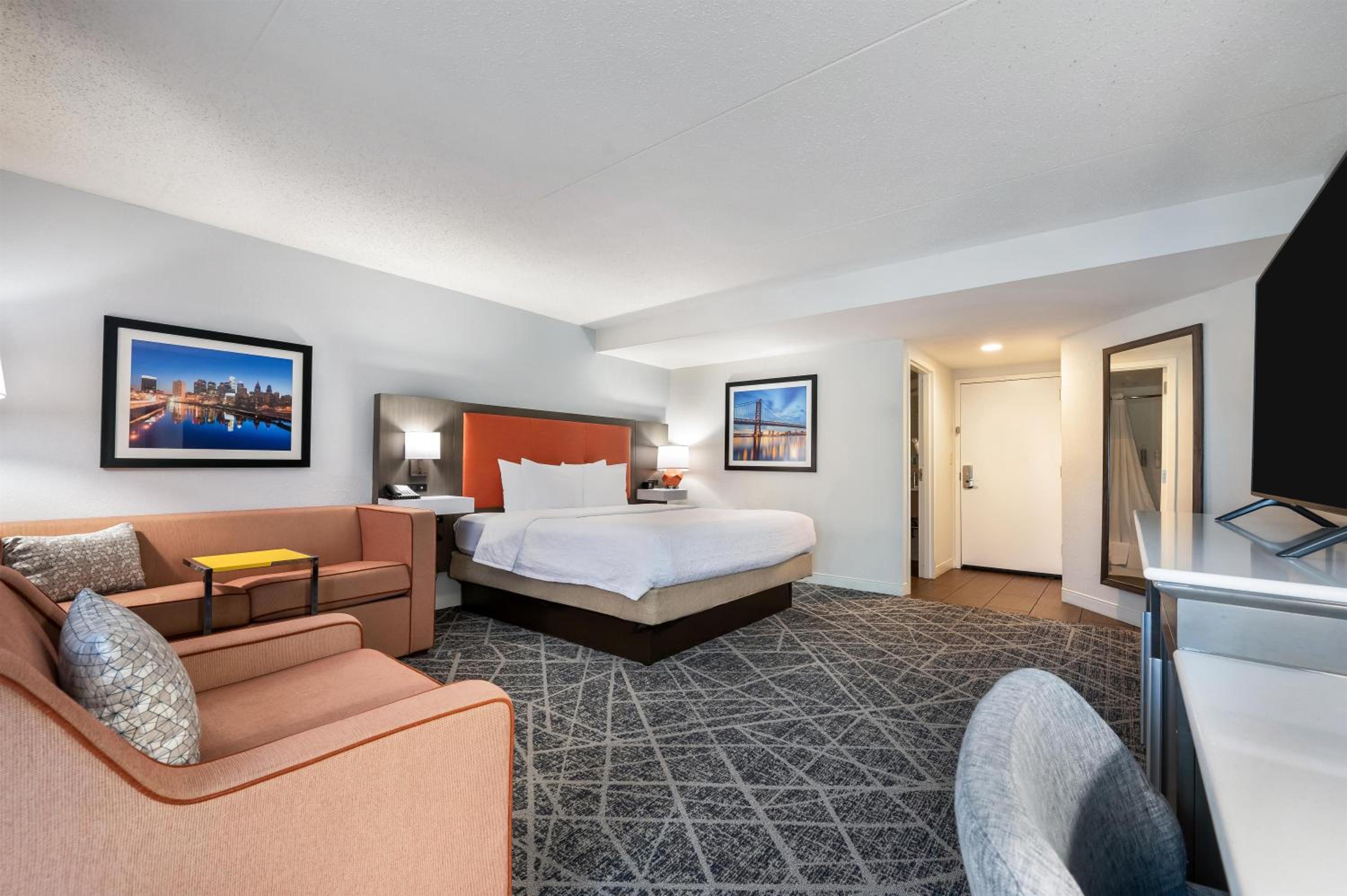 King Studio Suite with Microwave and Fridge photo 1