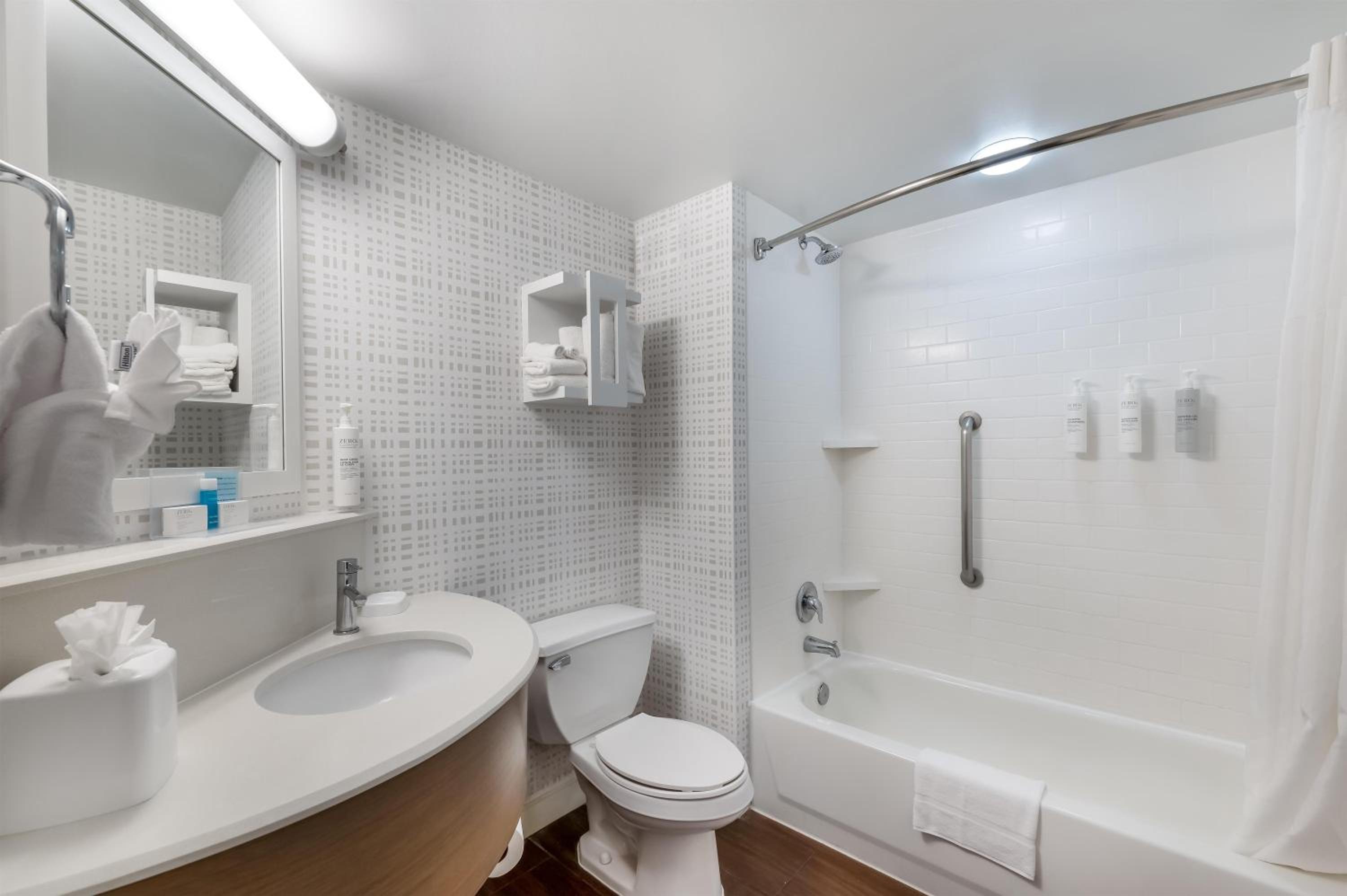 King Studio Suite with Microwave and Fridge photo 2