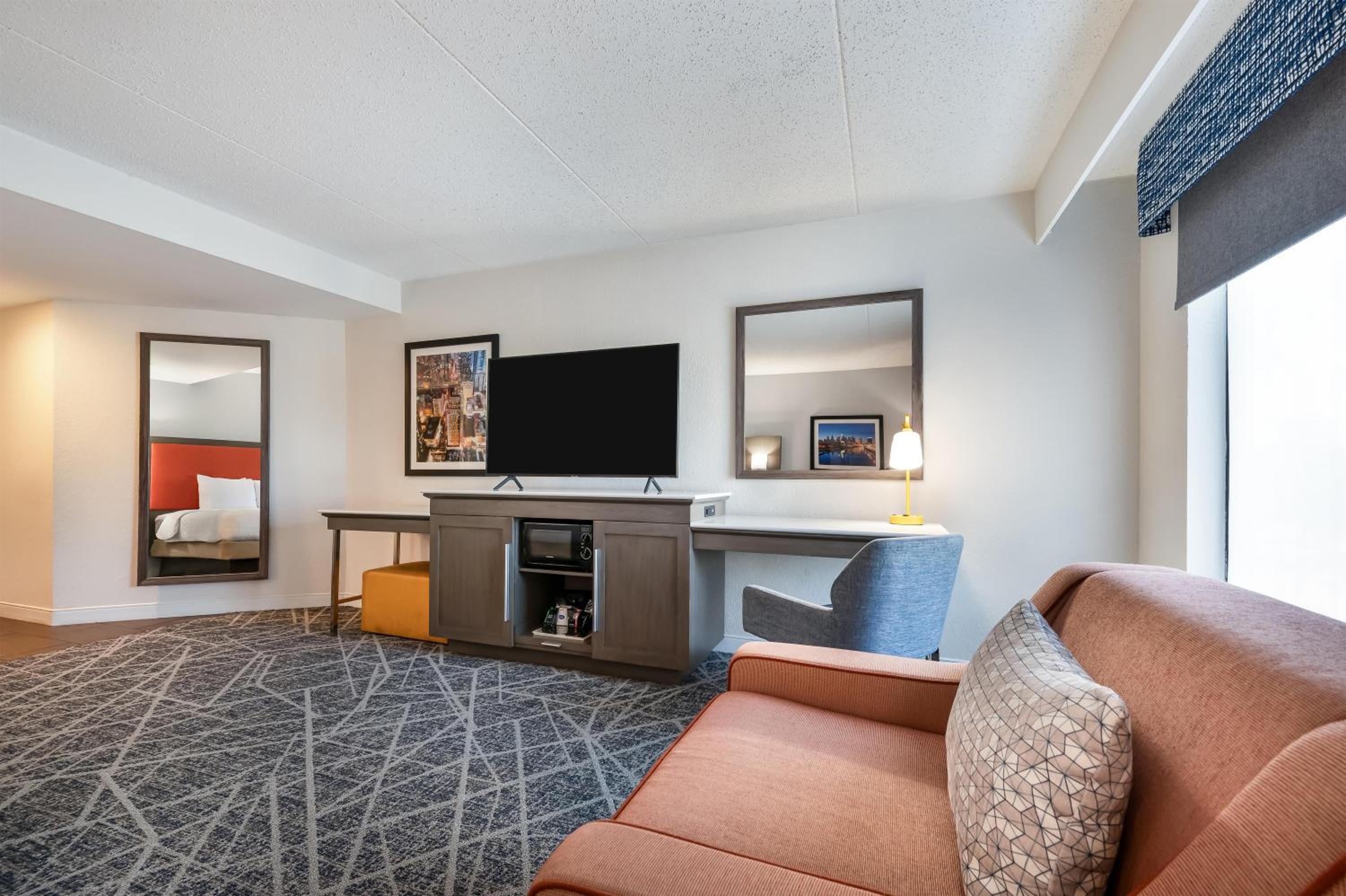King Studio Suite with Microwave and Fridge photo 3