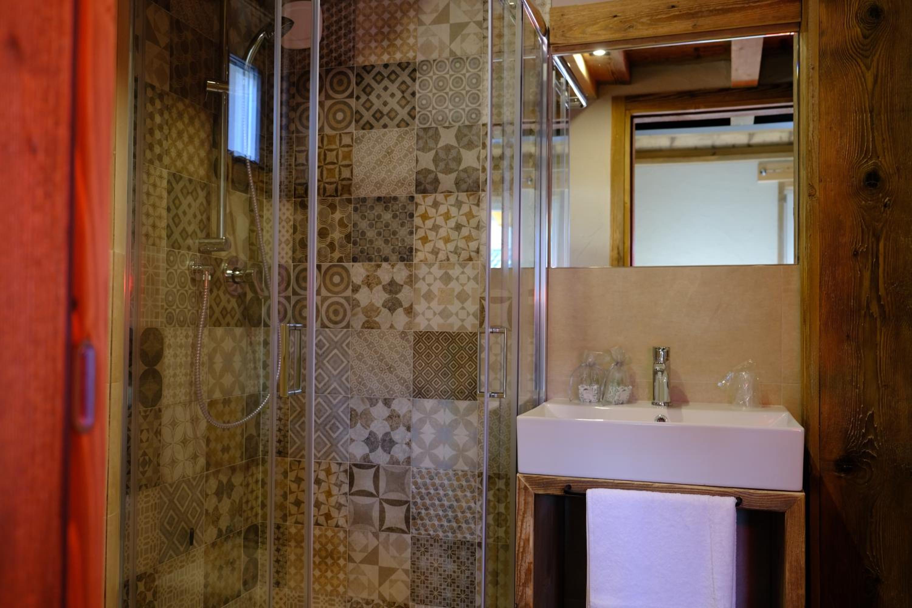 Deluxe Room (2 Adults + 1 Child) photo 2