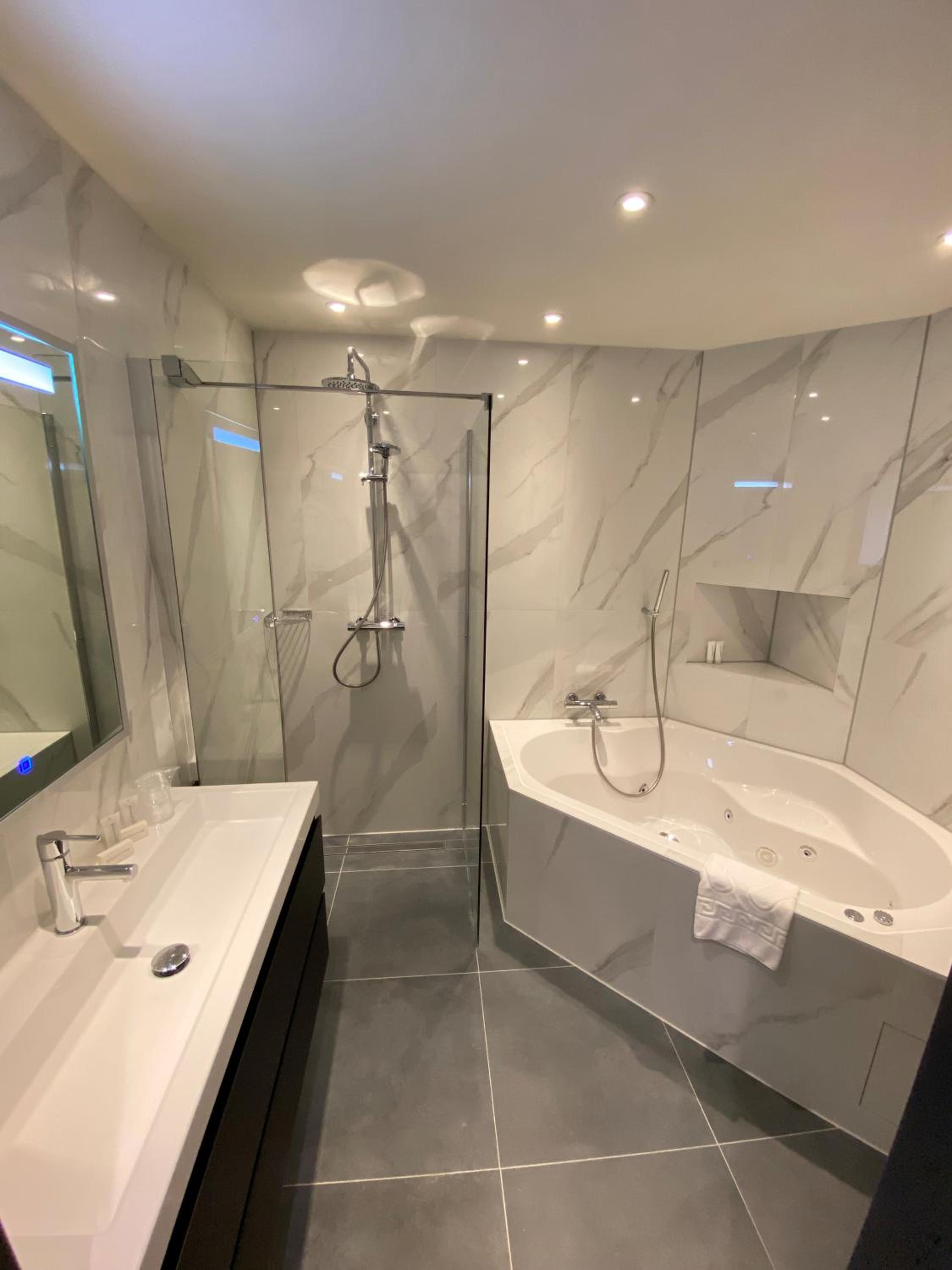 King Suite with Spa Bath - Photo 8