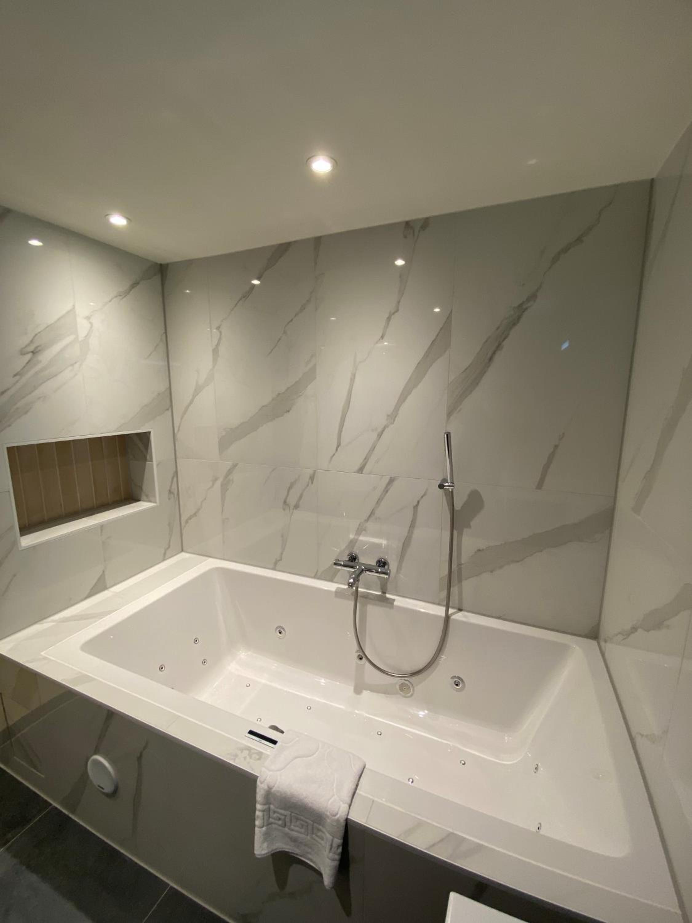 King Suite with Spa Bath - Photo 5