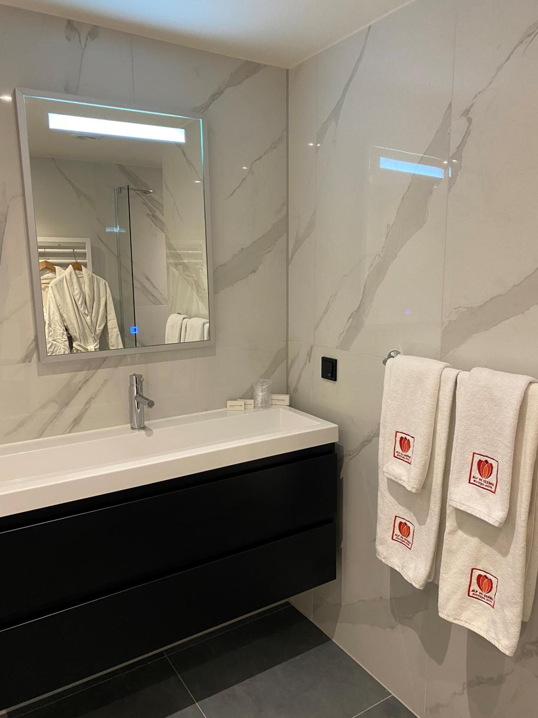 King Suite with Spa Bath - Photo 4