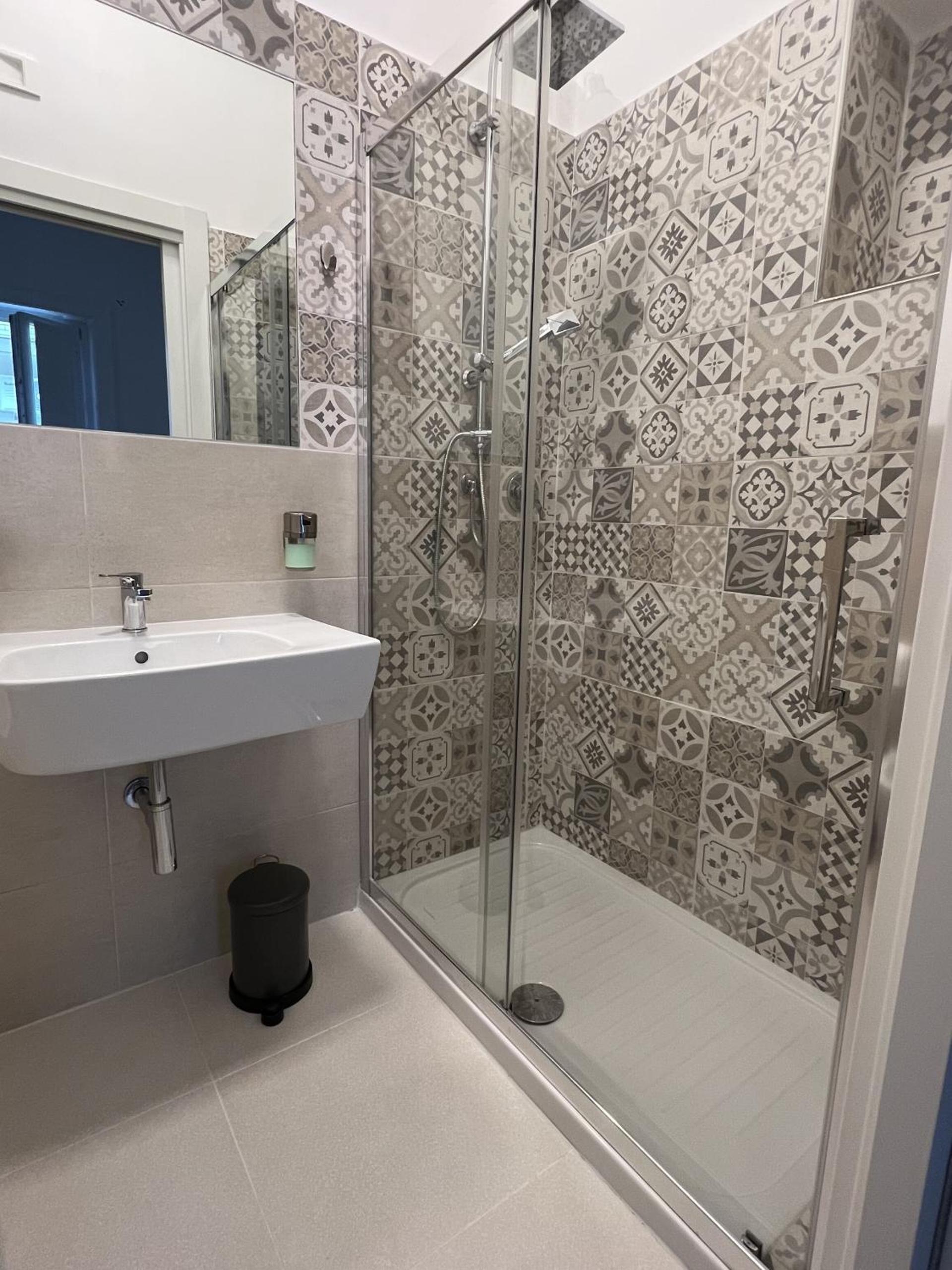 Twin Room with Shower - Photo 5