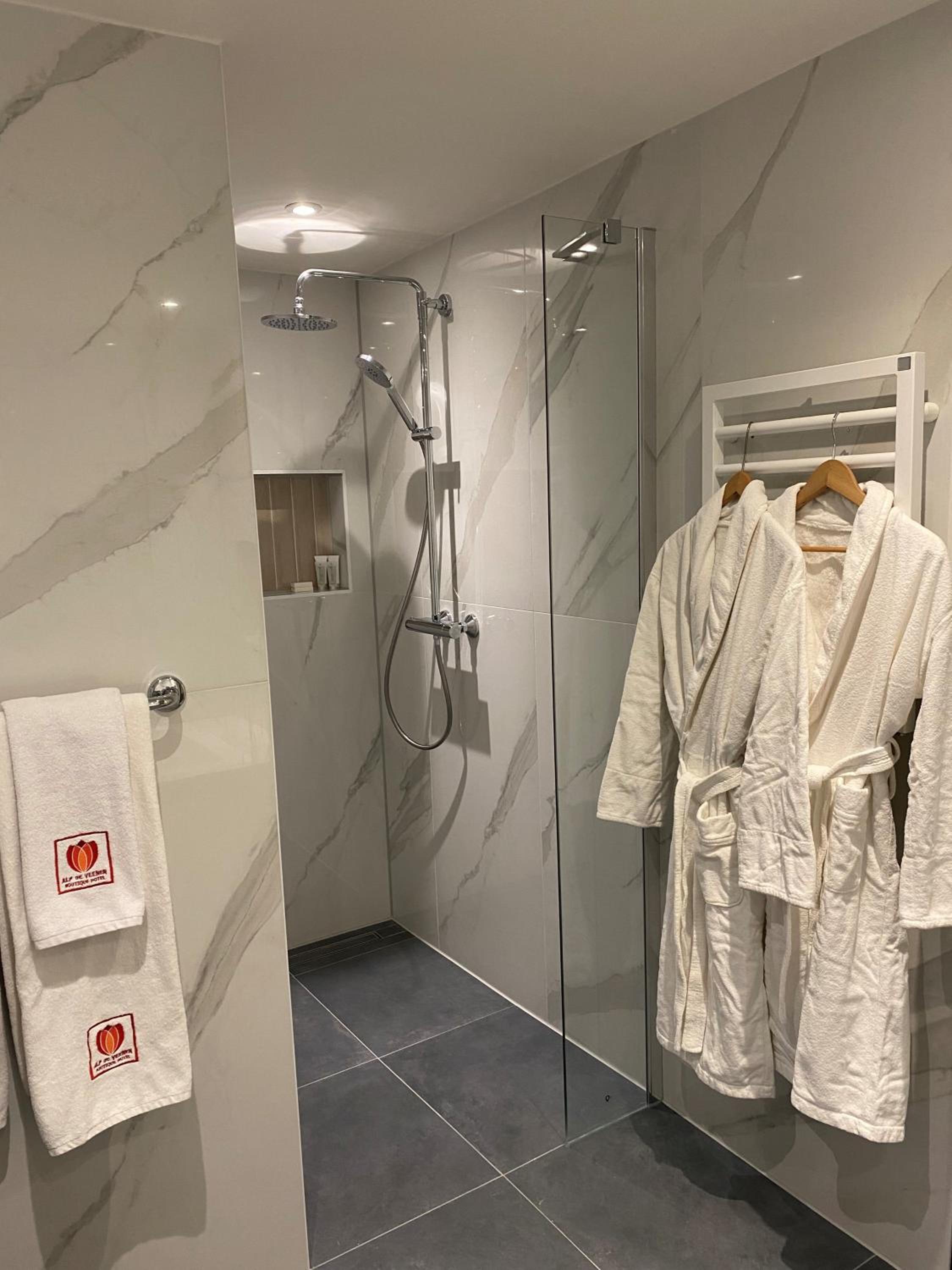 King Suite with Spa Bath - Photo 9