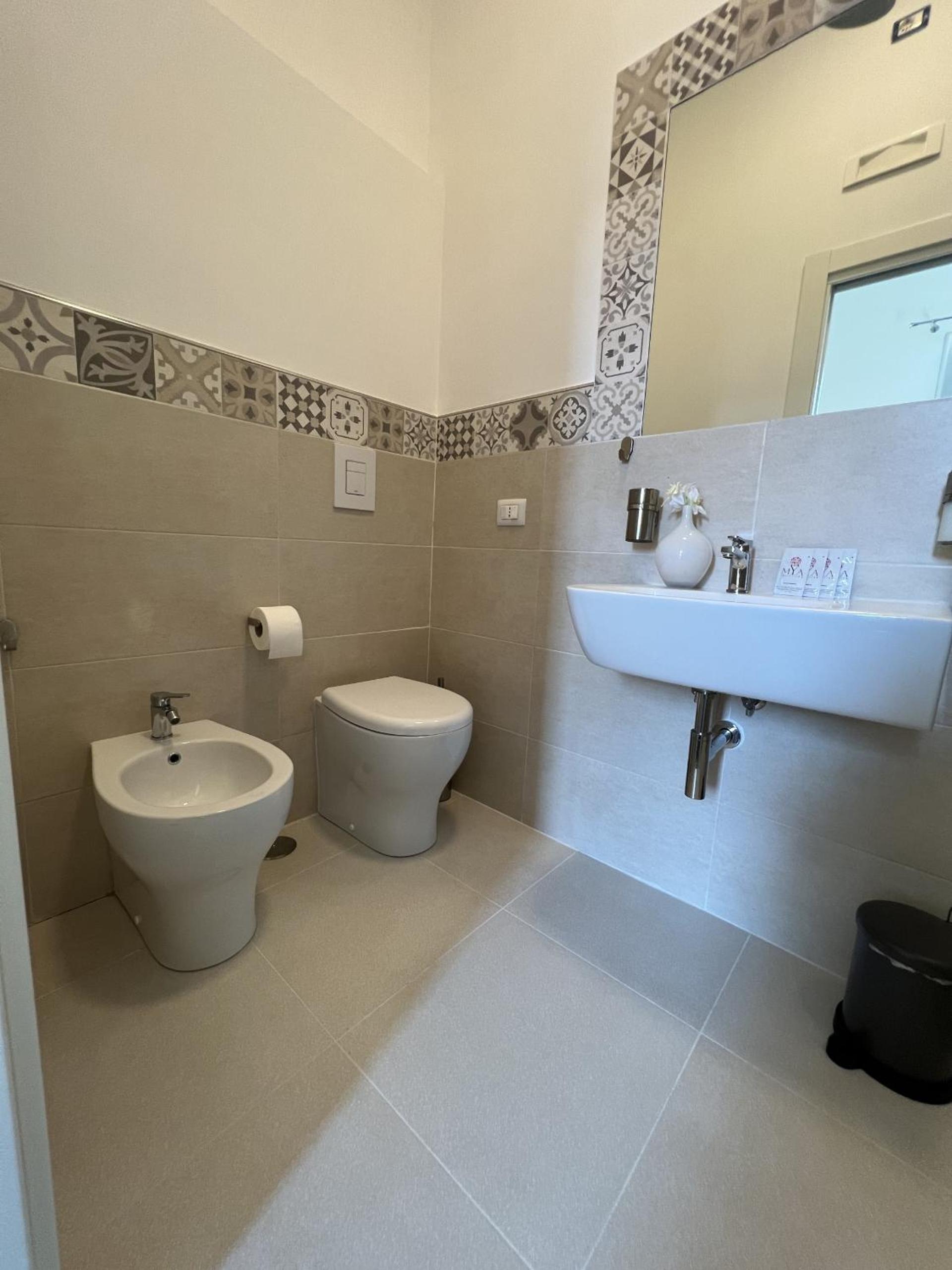 Standard Twin Room - Photo 6