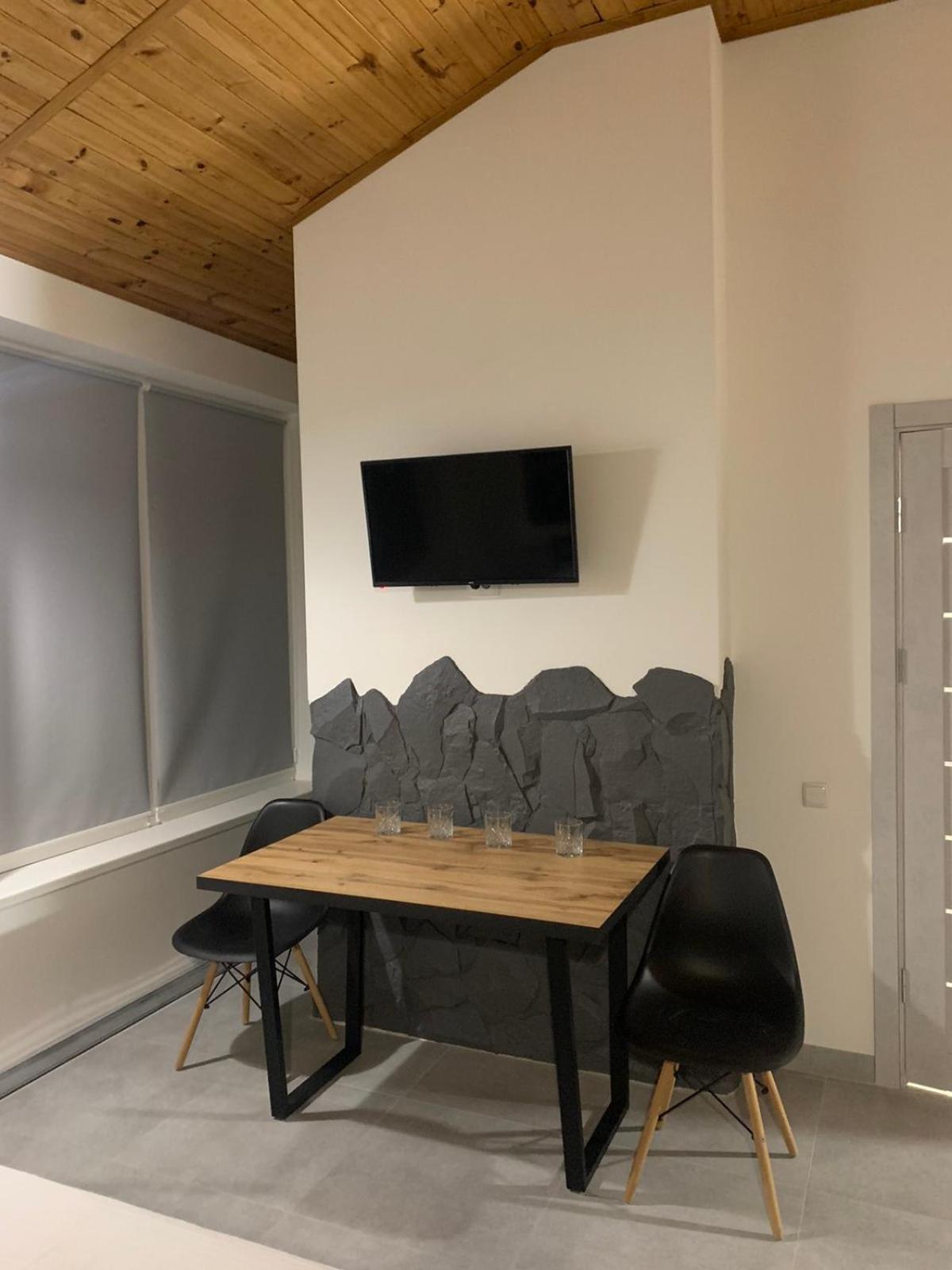 Family Room with Mountain View photo 3