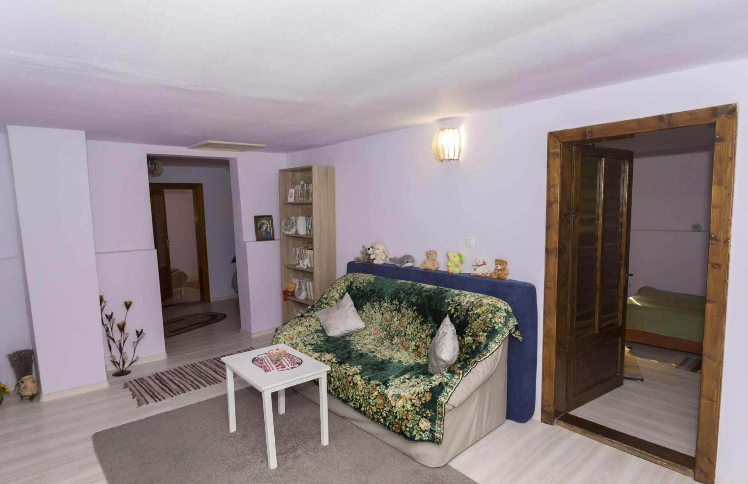 Six-Bedroom House photo 3