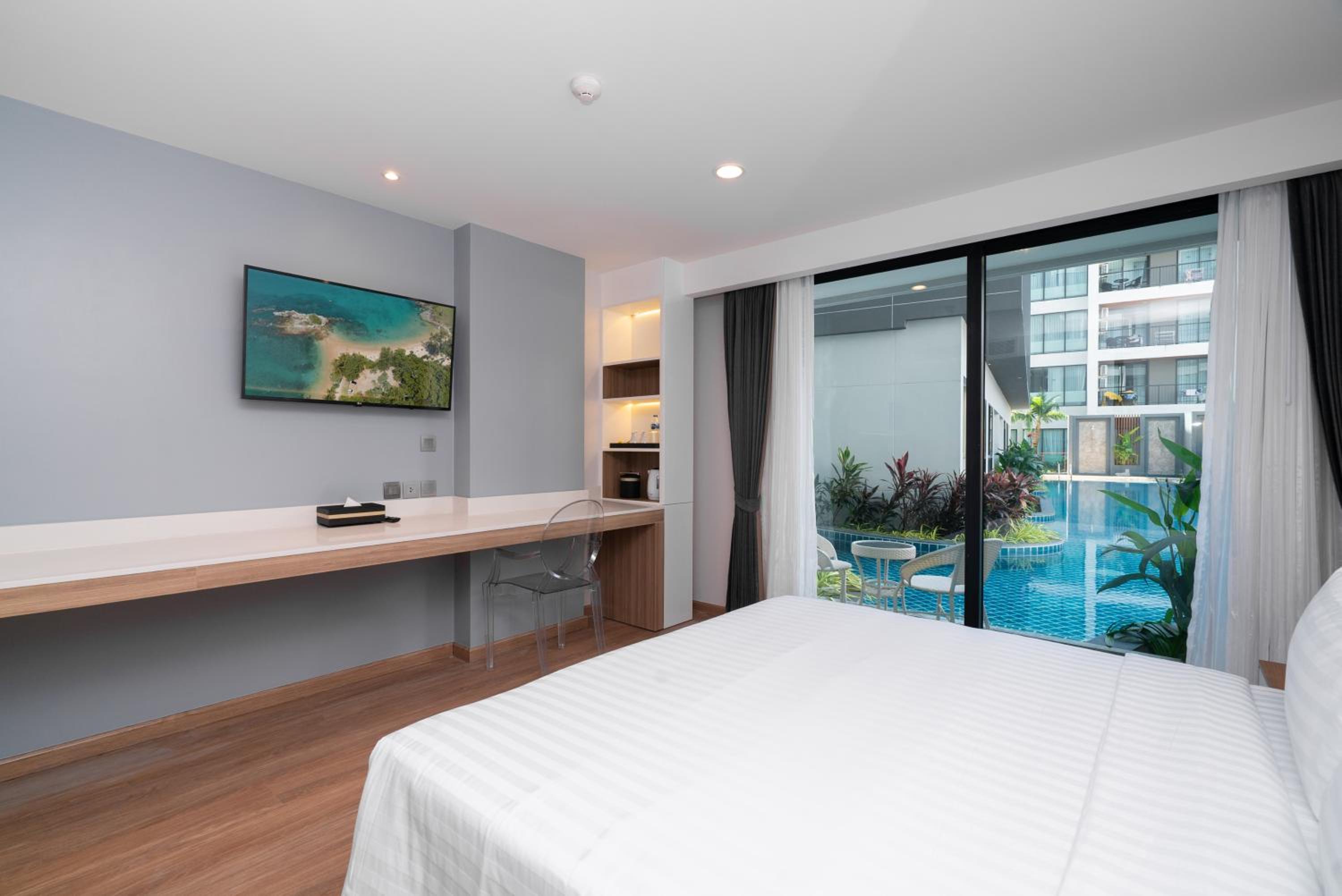 Superior Pool Access - Photo 1
