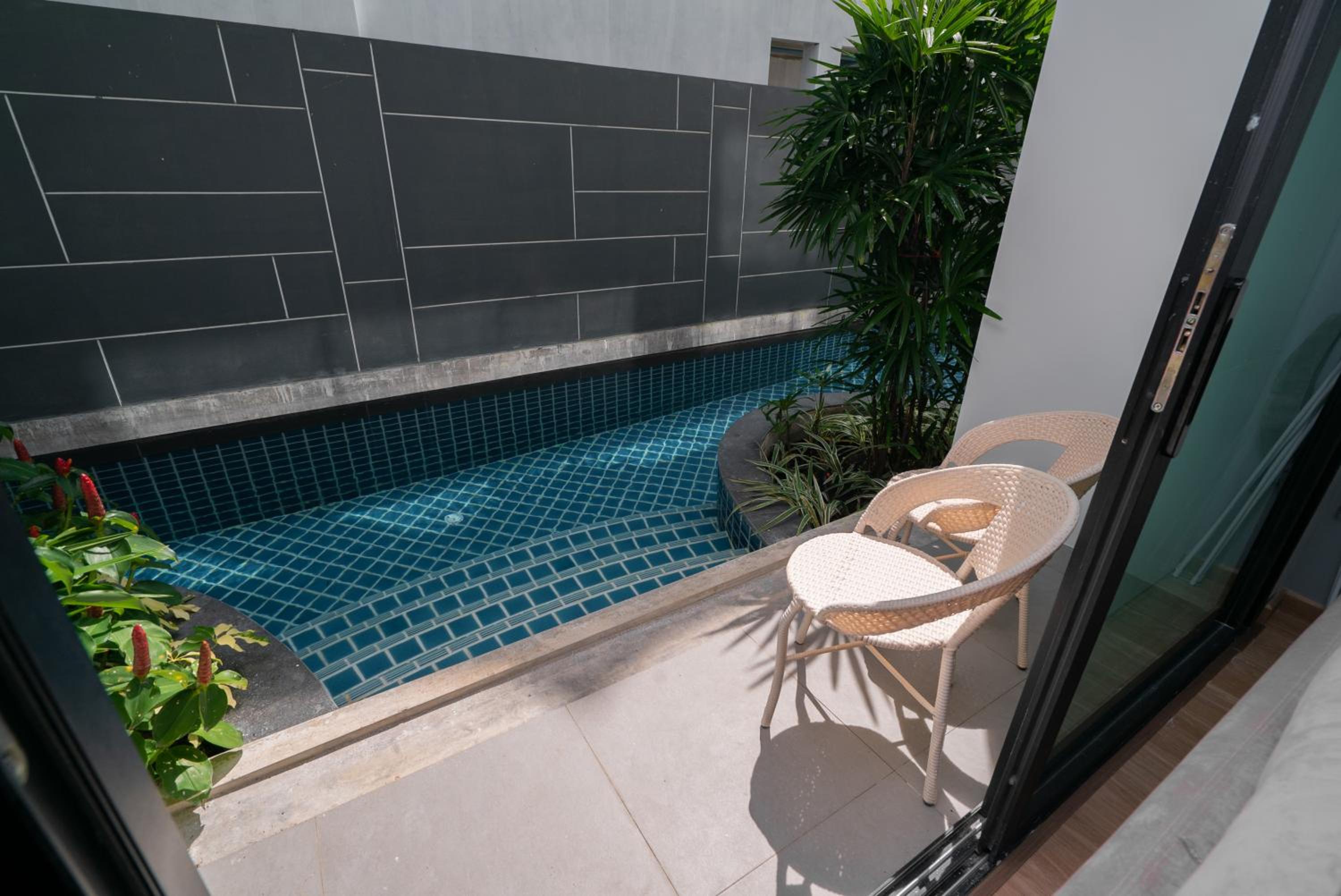 One Bedroom Deluxe Pool Access - Photo 2