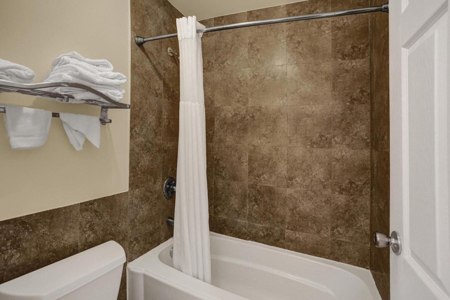 Traditional Suite King Bed Cityside - Photo 5