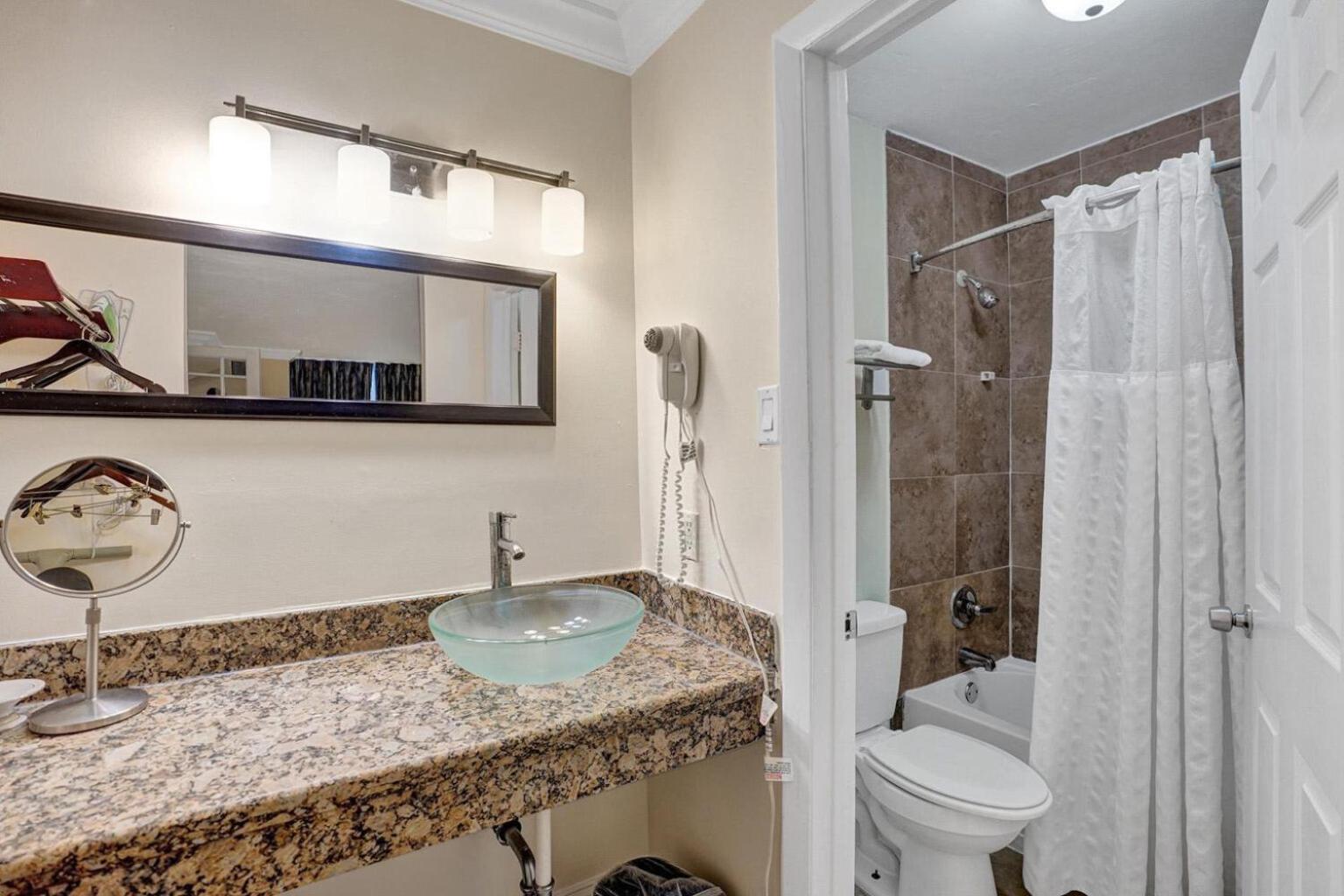 Traditional Suite King Bed Cityside - Photo 9