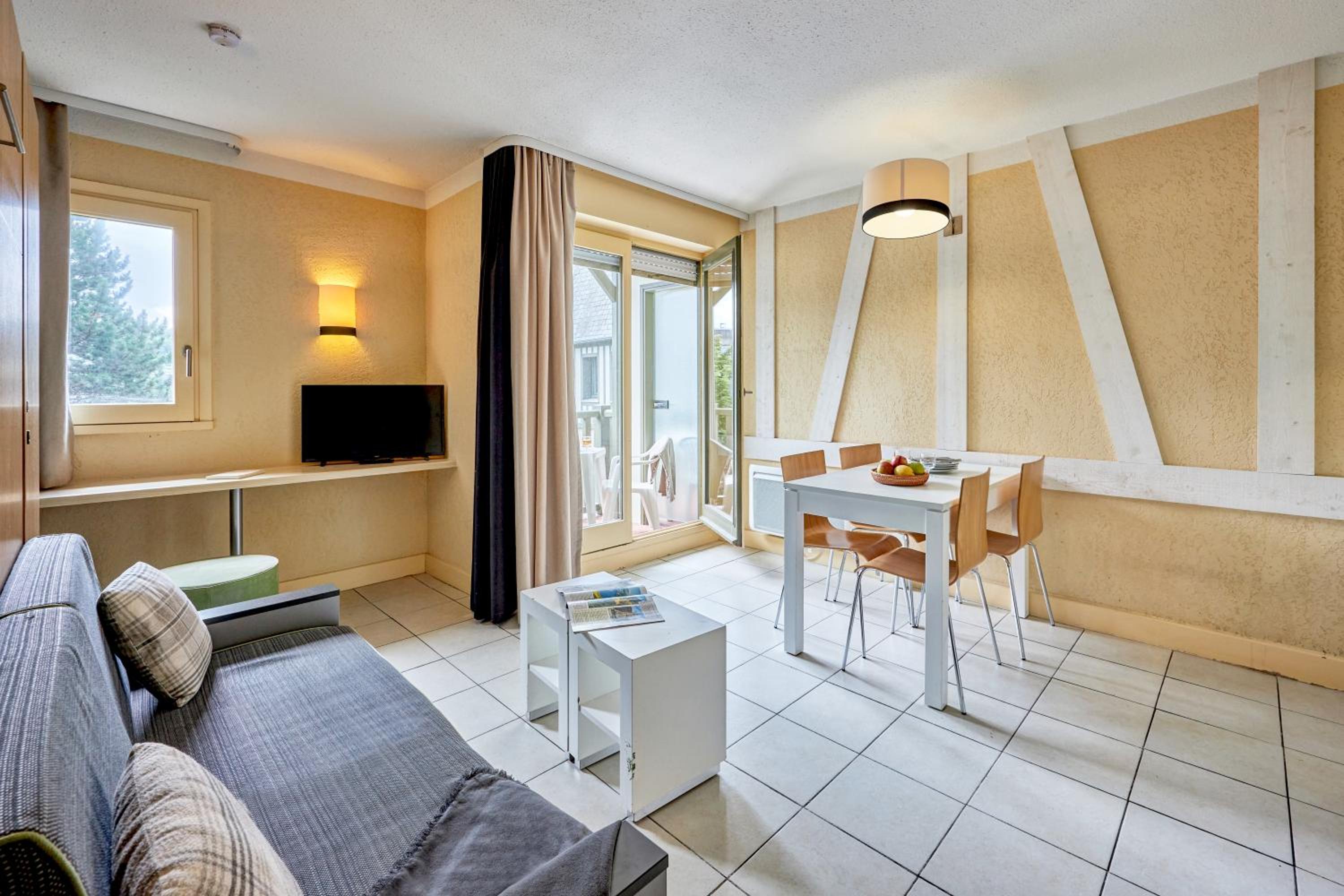Studio with Sleeping Alcove and Terrace or Balcony (4 People) - South Side