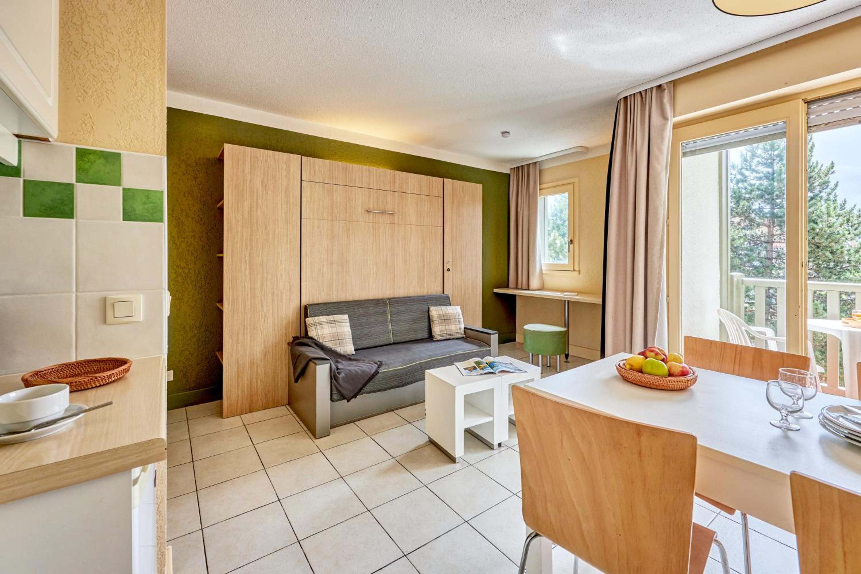Studio with Sleeping Alcove and Terrace or Balcony (4 People) - South Side photo 2