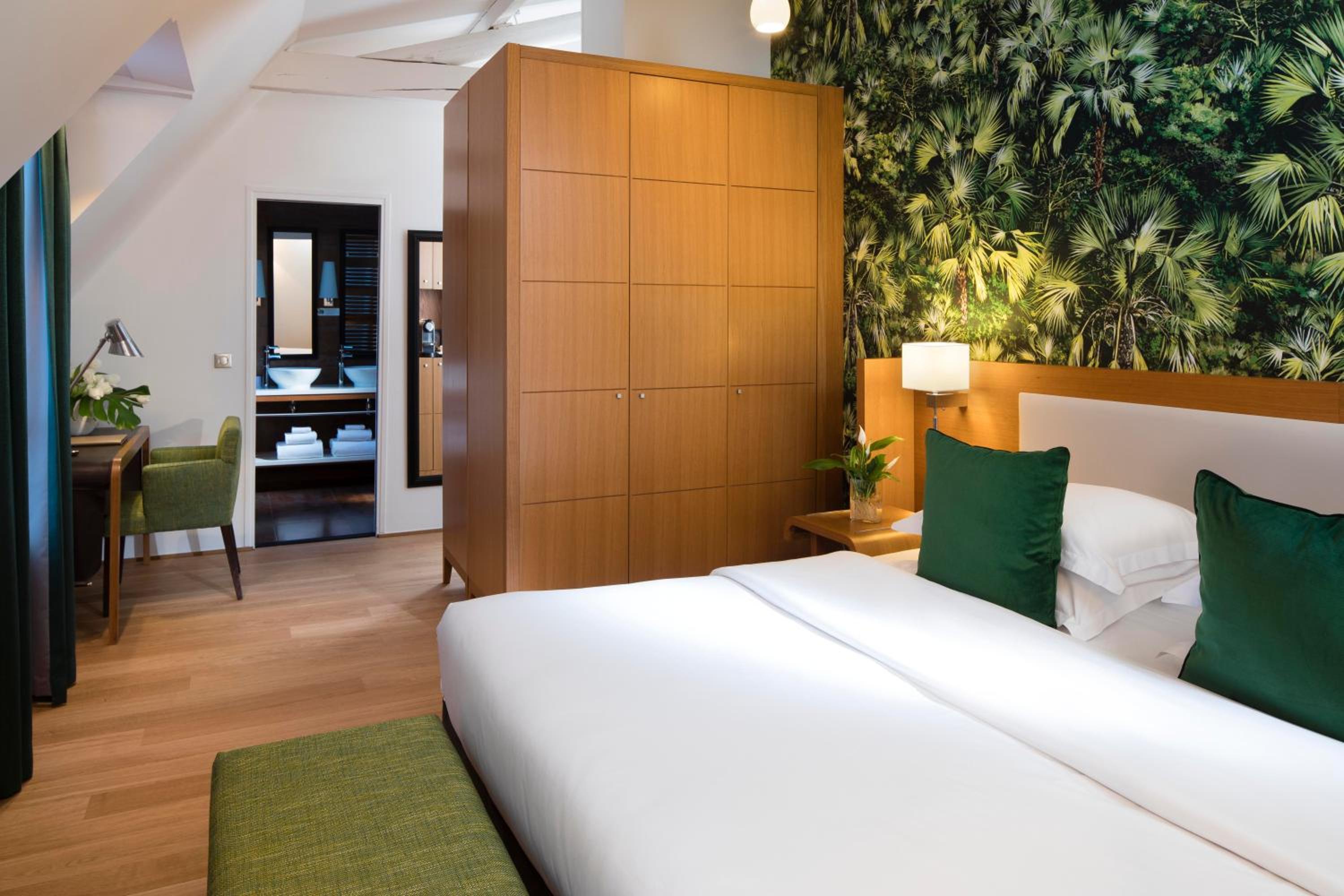 Deluxe Double Room with Balcony thumbnail 5
