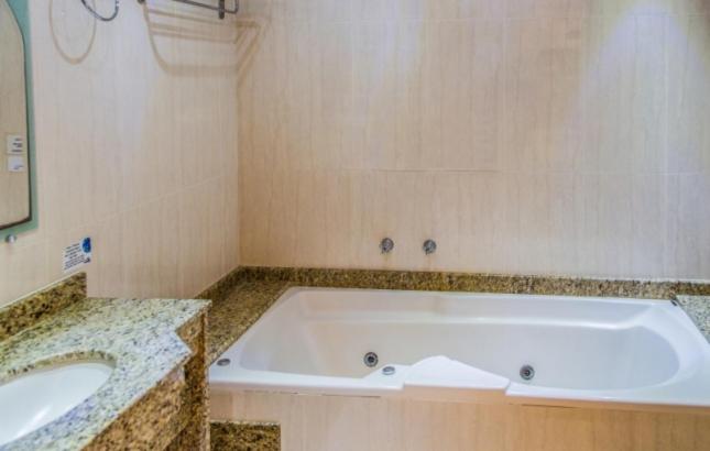 Deluxe Suite with Spa Bath photo 3