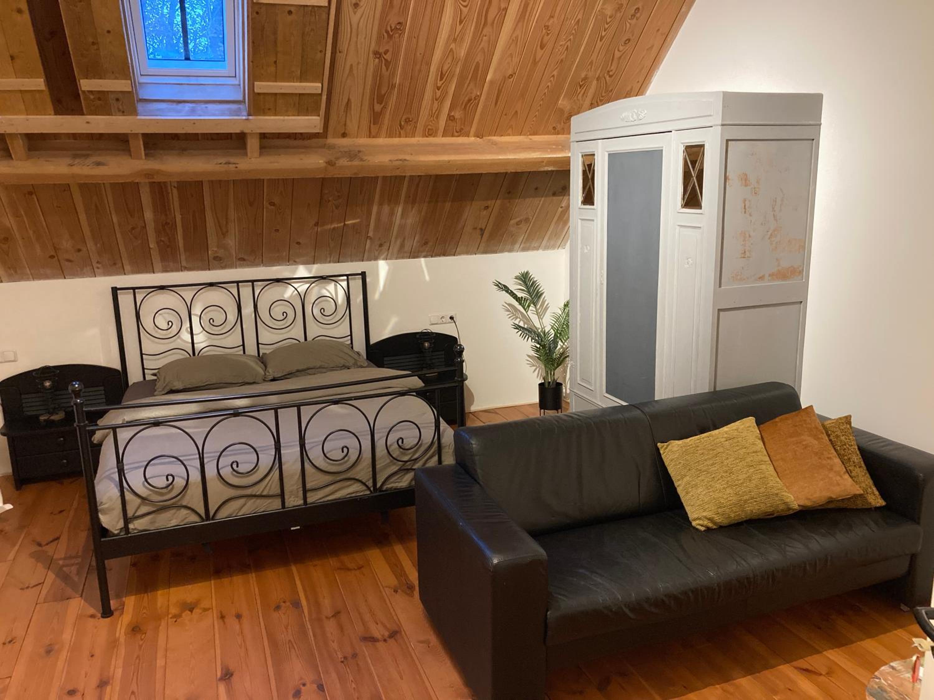 Large Double Room - Photo 4