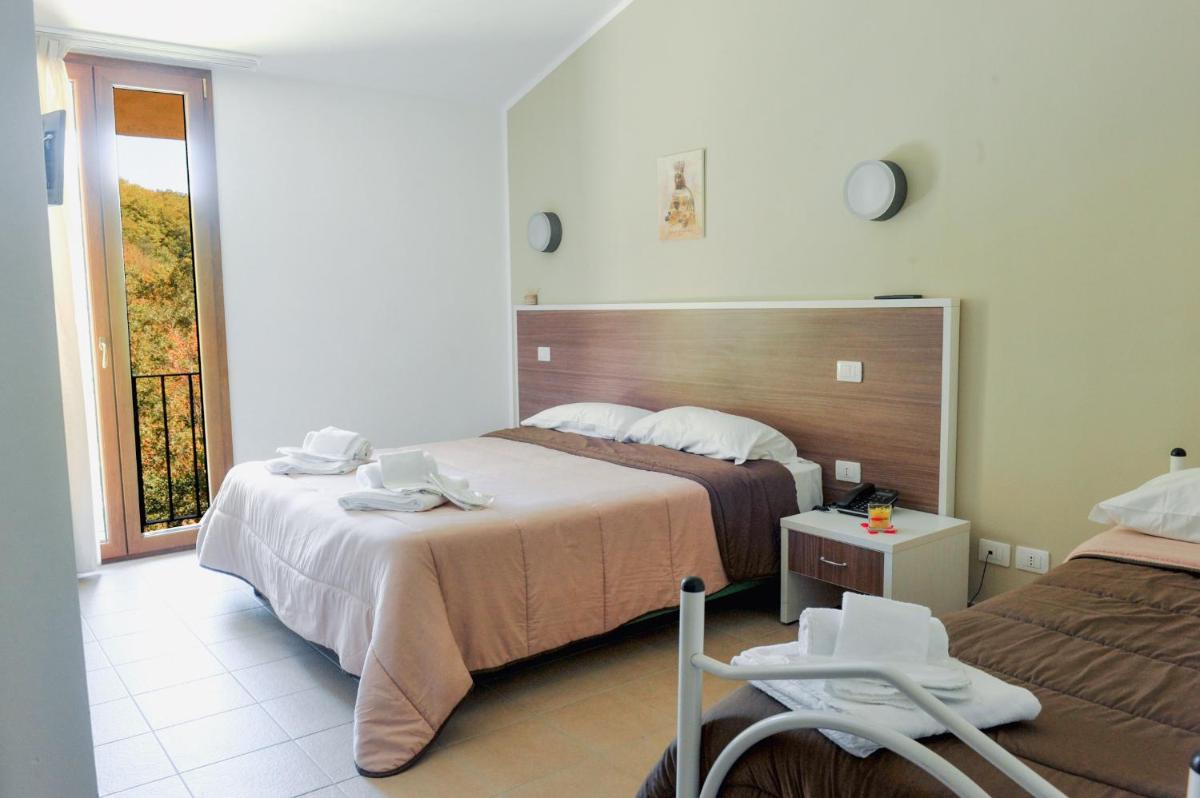 Triple Room with Private Bathroom photo 1