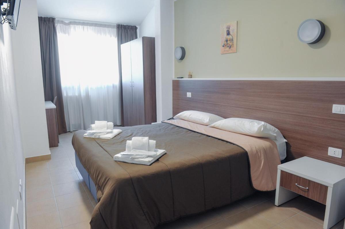 Double or Twin Room with Private Bathroom photo 3