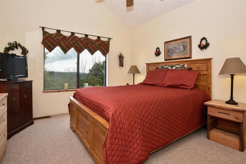 Three-Bedroom Apartment photo 2