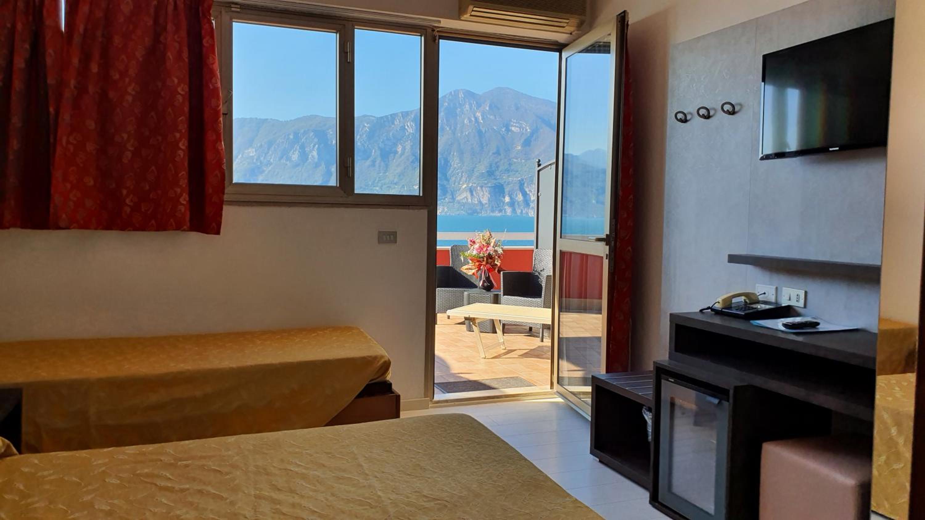 Quadruple Room with Lake View and Terrace - Photo 1