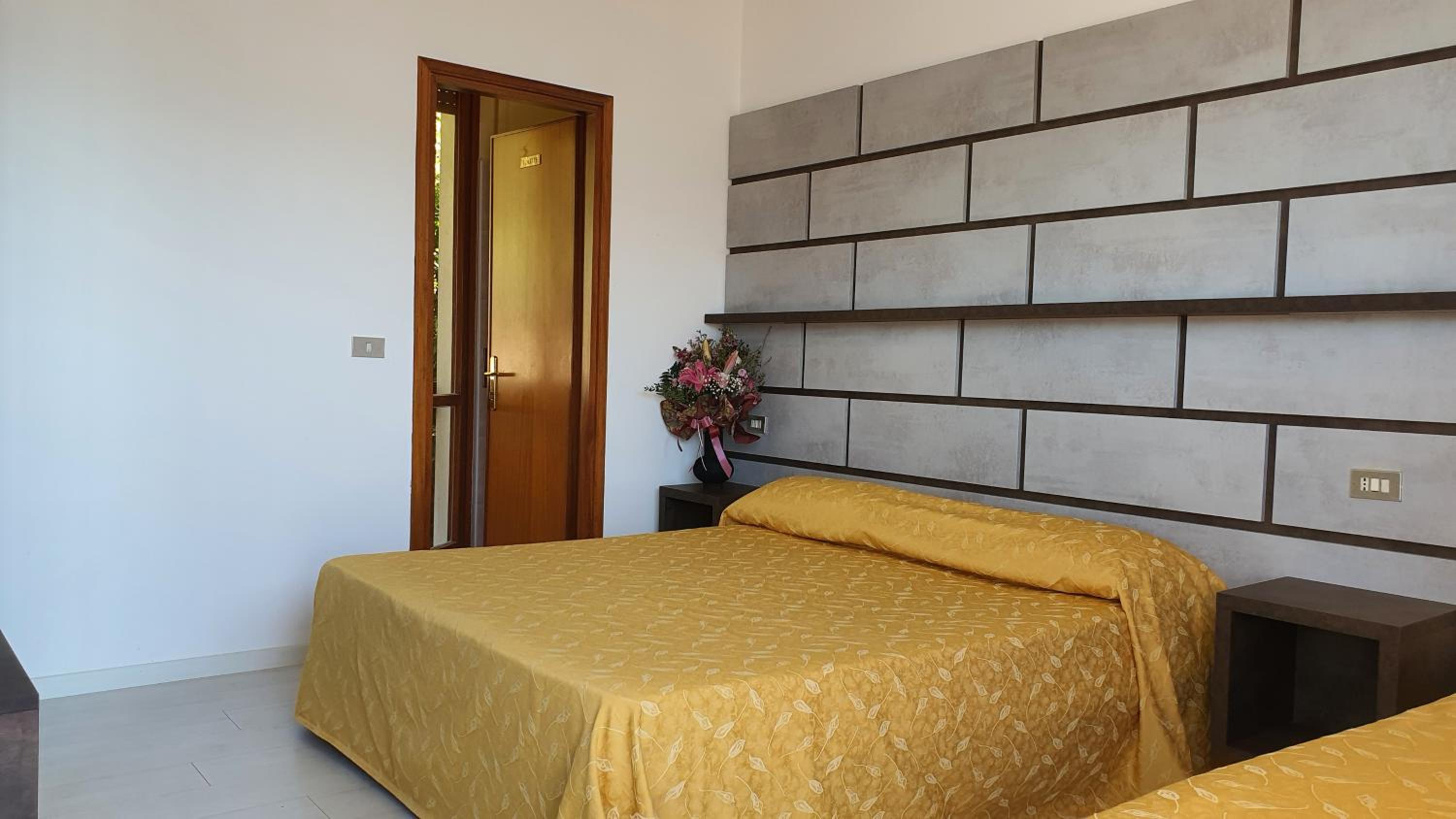 Quadruple Room with Lake View and Terrace - Photo 9