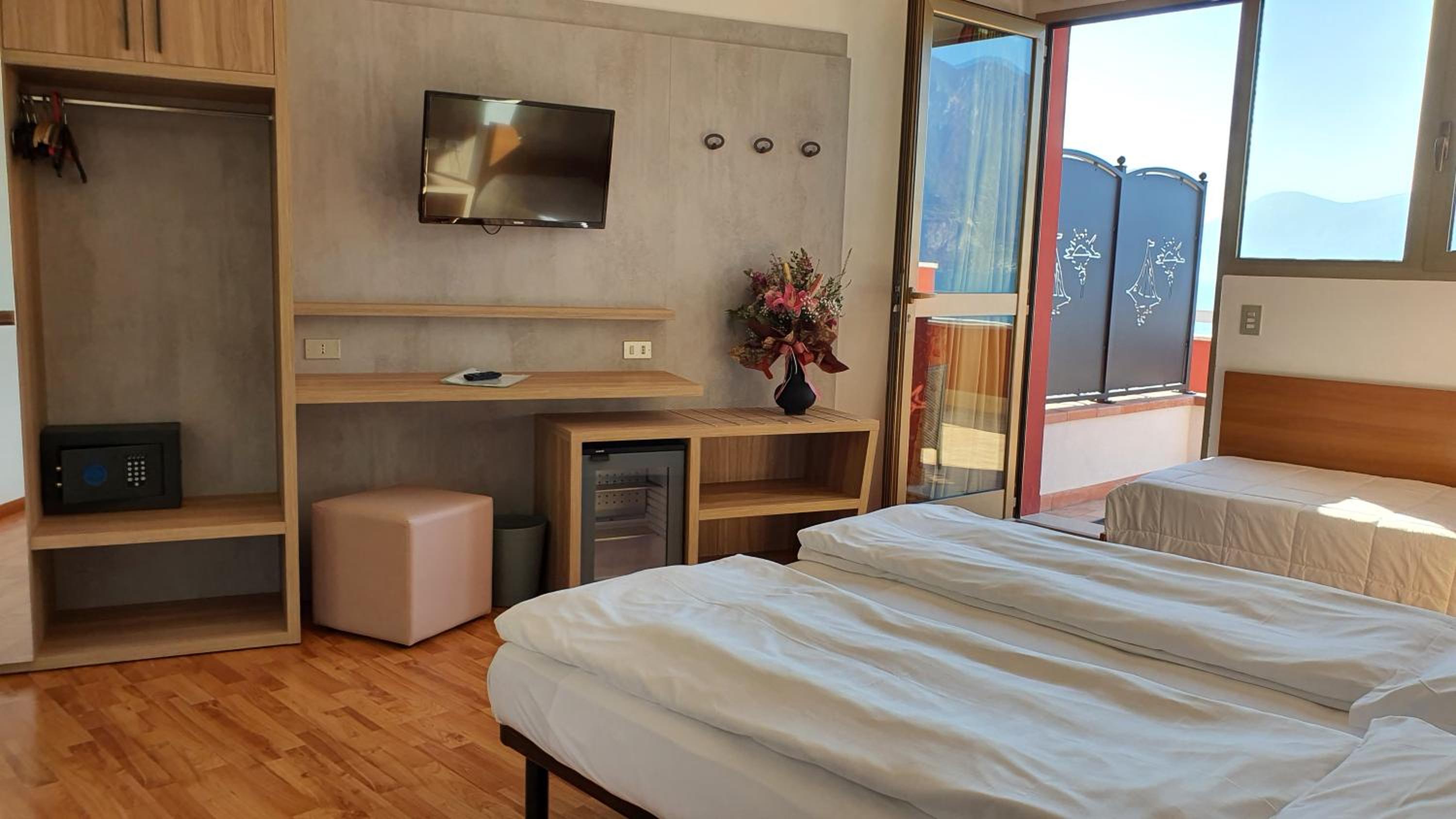 Quadruple Room with Lake View and Terrace - Photo 6