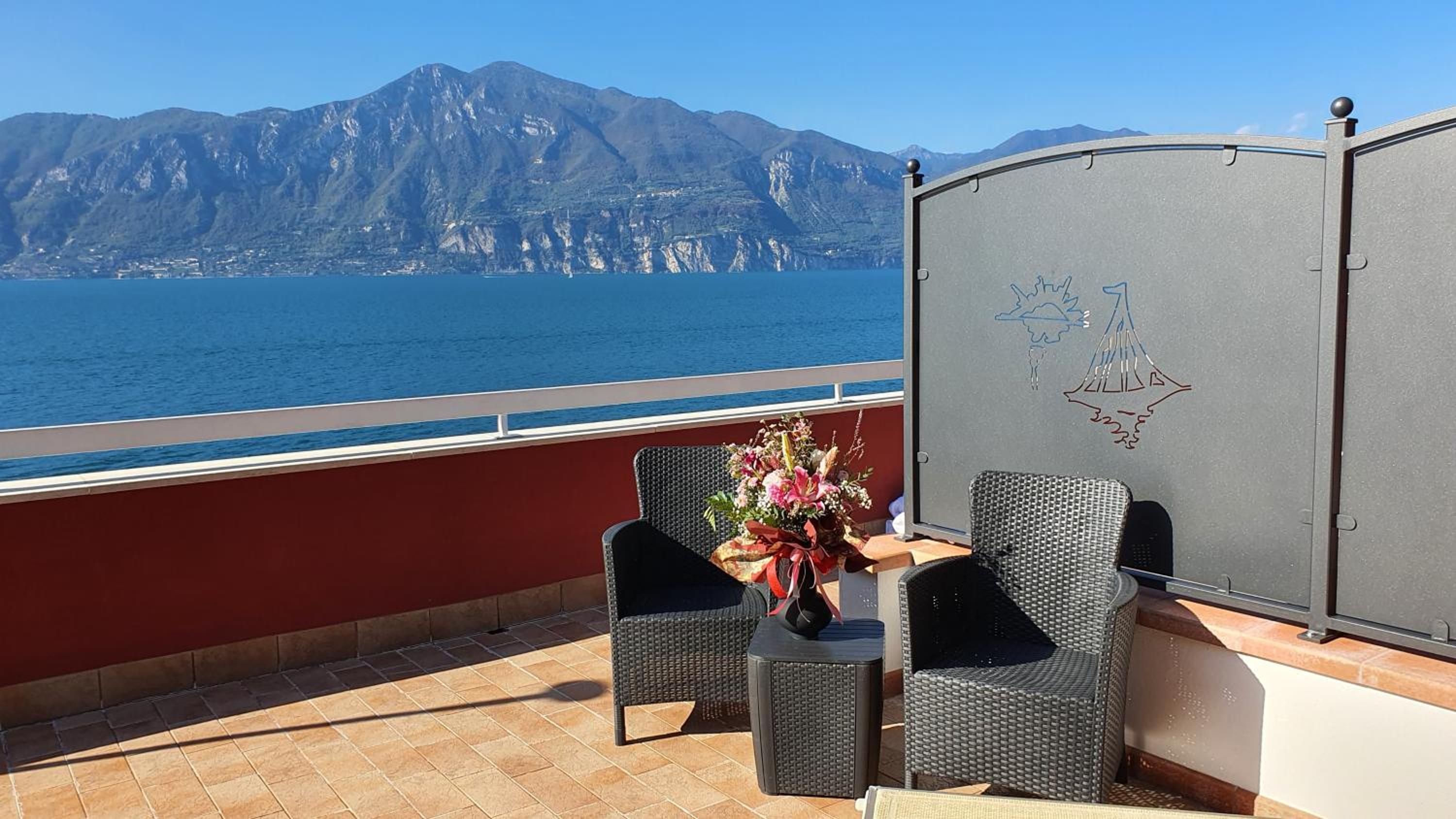 Quadruple Room with Lake View and Terrace - Photo 5