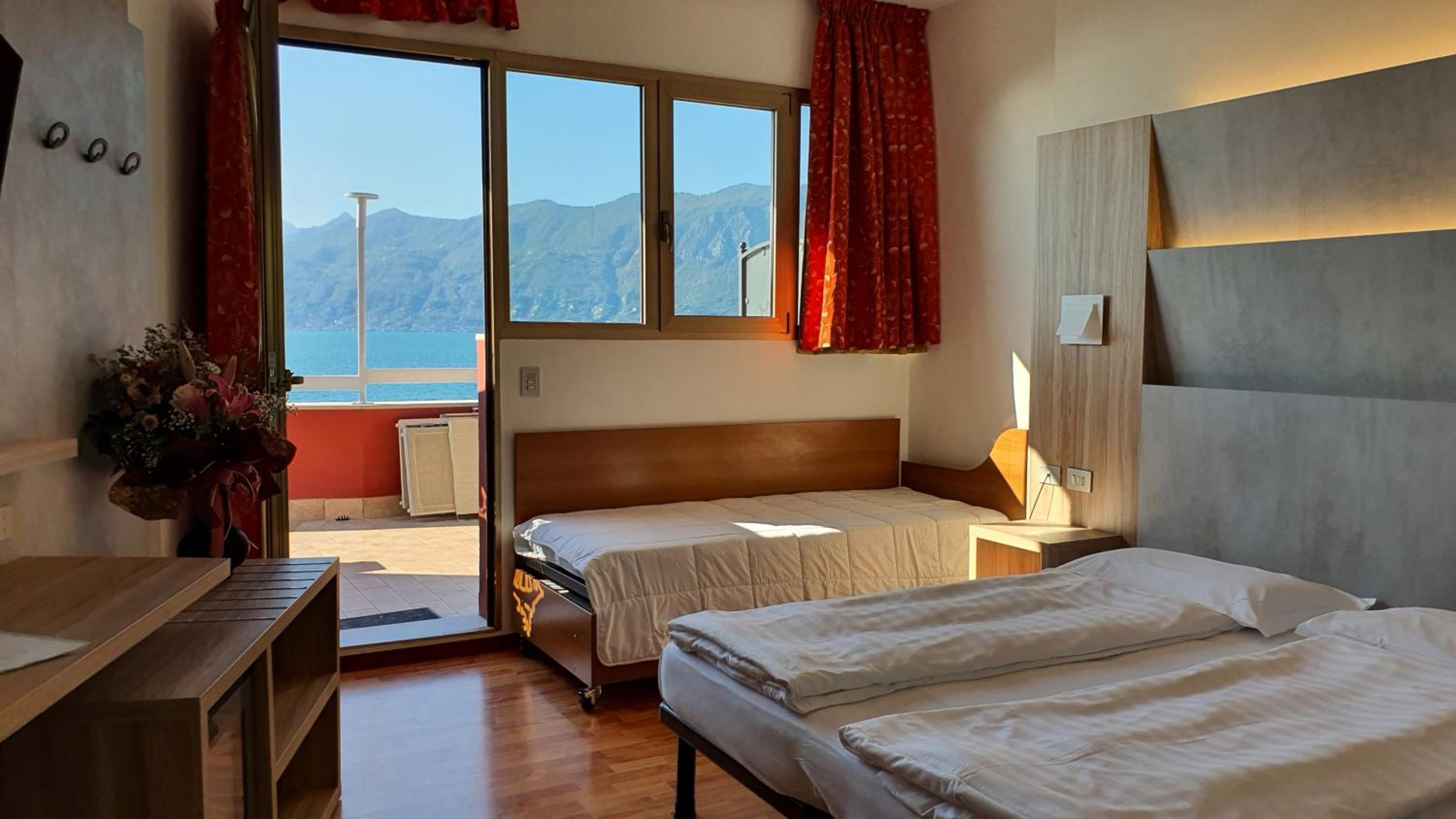 Quadruple Room with Lake View and Terrace - Photo 4