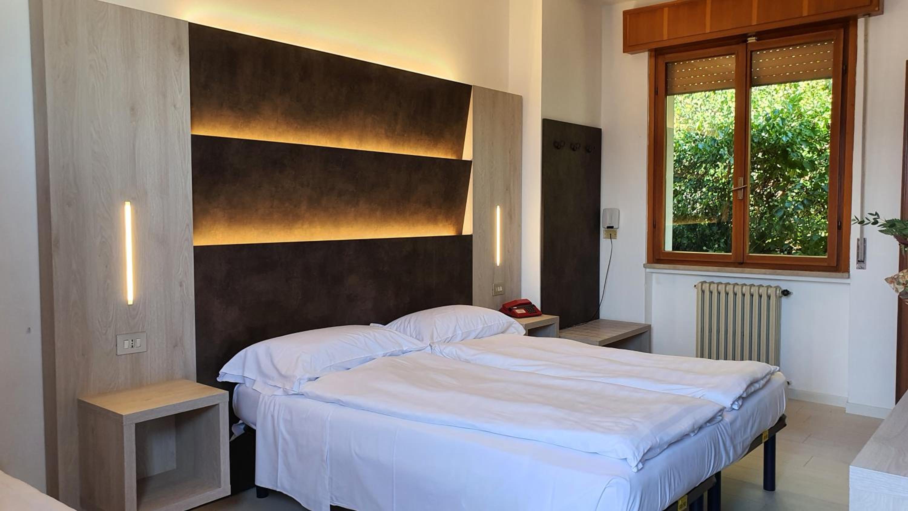 Quadruple Room with Lake View and Terrace - Photo 3