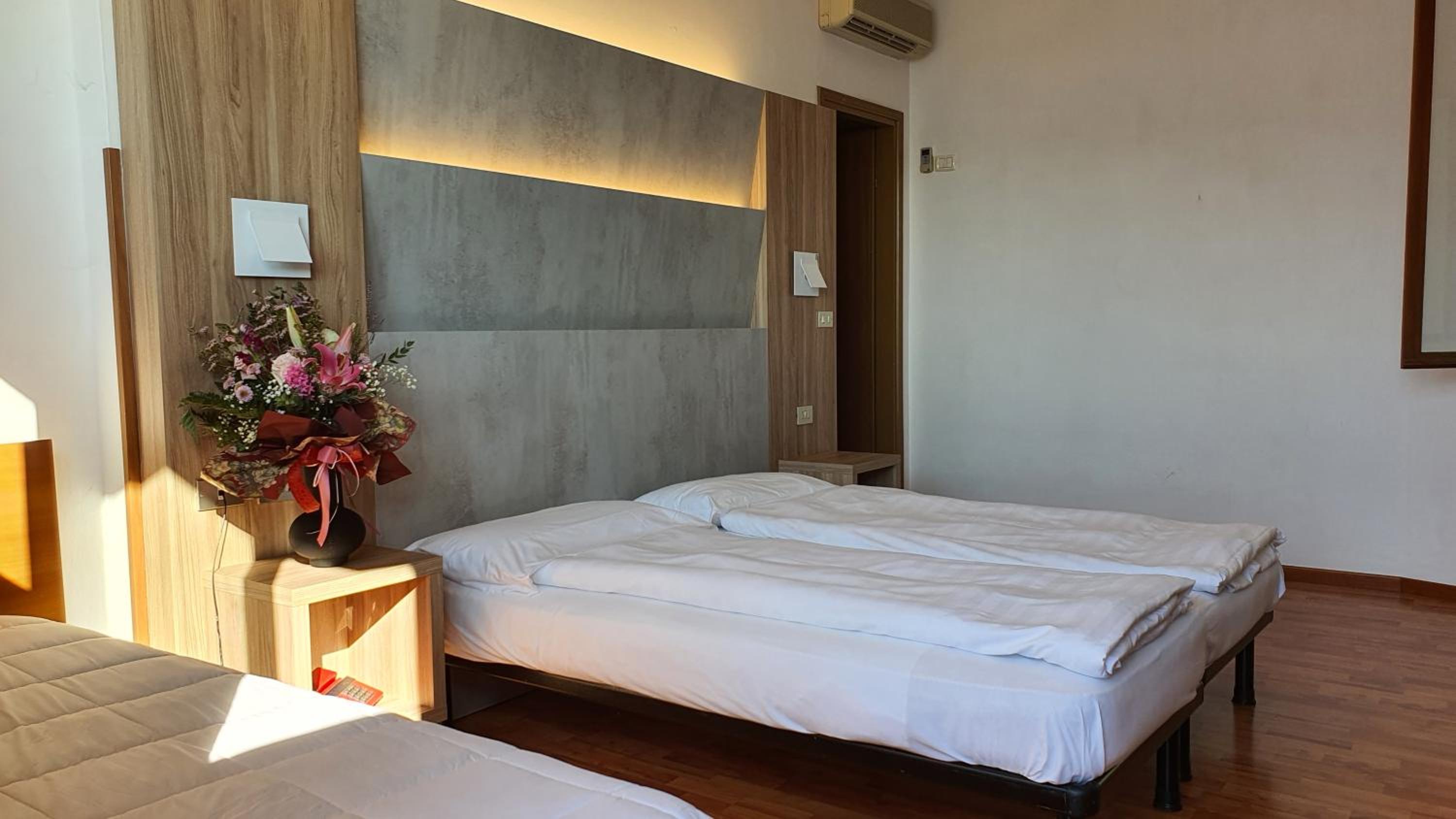 Quadruple Room with Lake View and Terrace - Photo 2