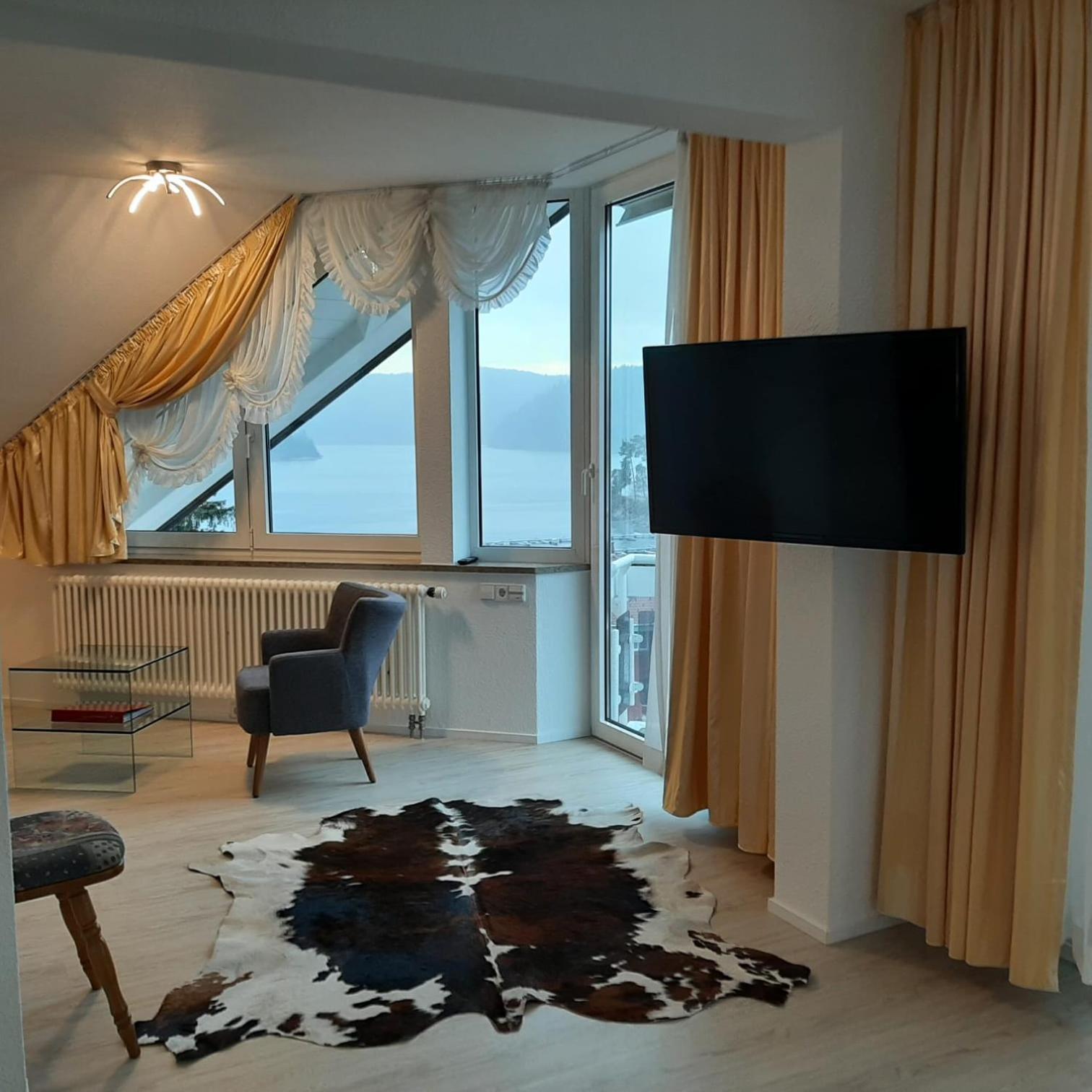 Apartment with Lake View - Photo 1