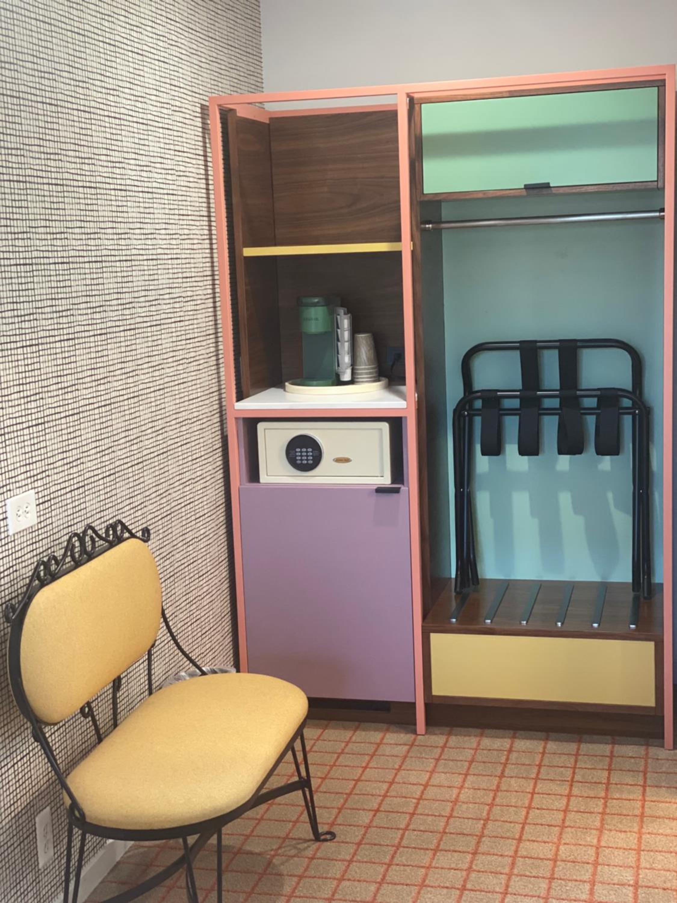 Queen Room with Two Queen Beds thumbnail 5