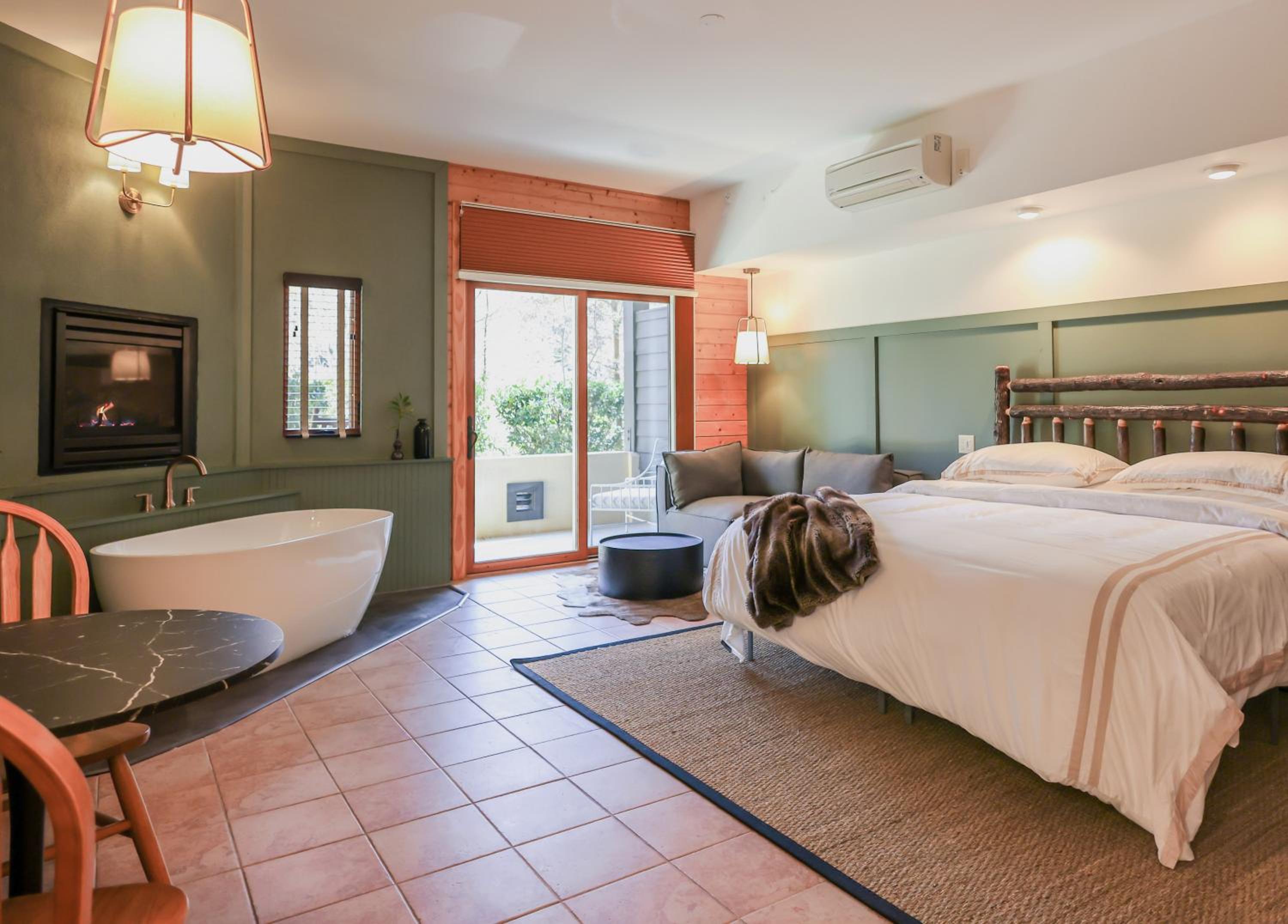 Deluxe Suite with Spa Bath photo 1