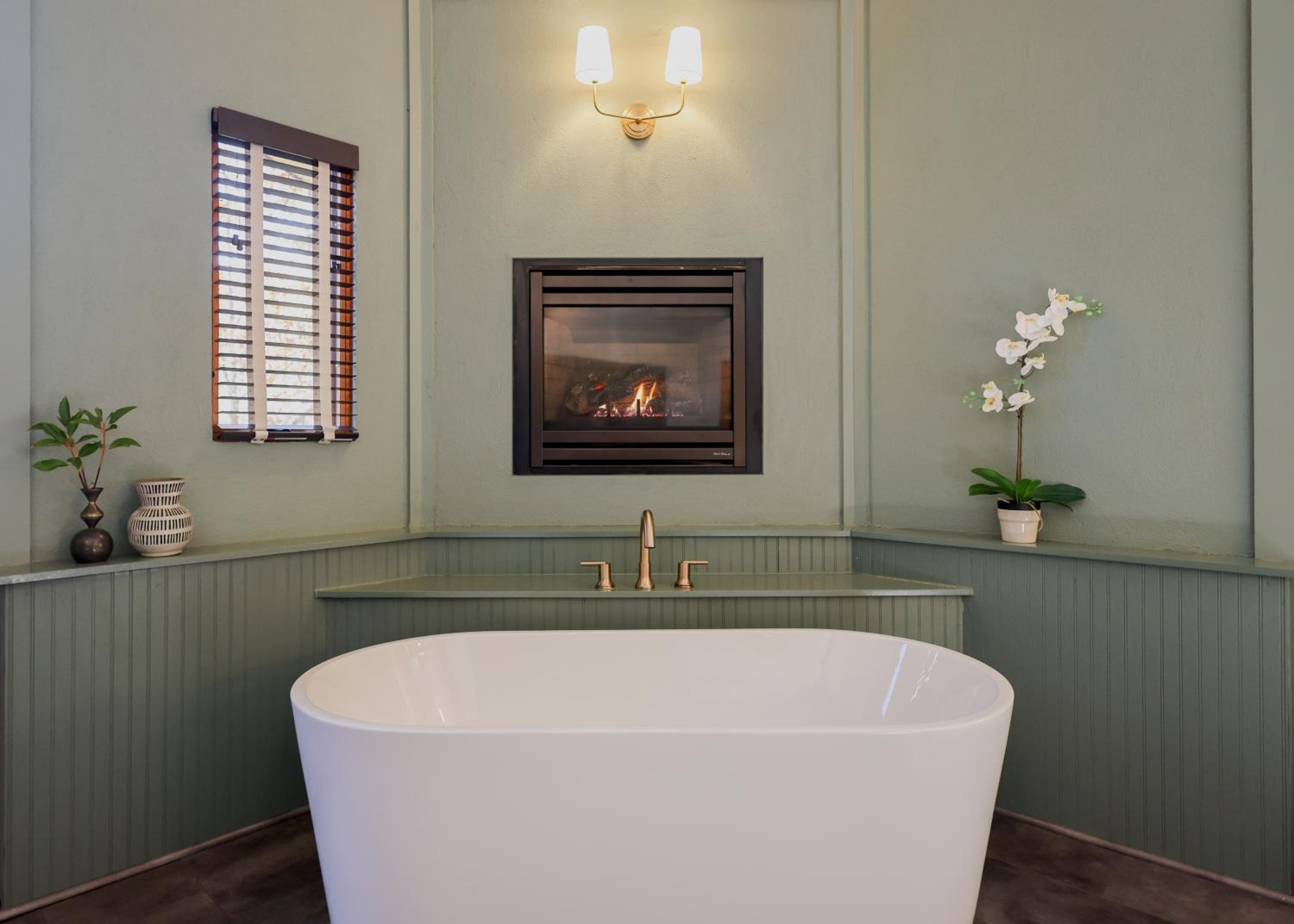 Deluxe Suite with Spa Bath photo 3