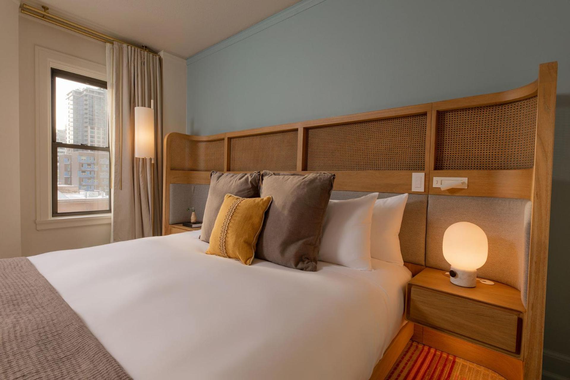 Corner One Bedroom Suite with One King Bed and City view - Photo 3
