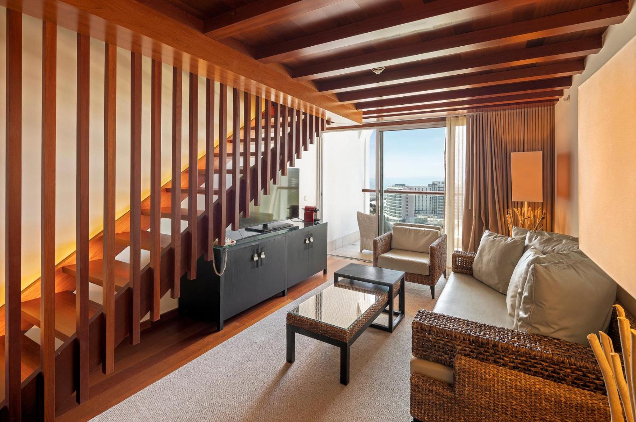 One-Bedroom Suite with Quarteira Sea View - Top Floor - Photo 8