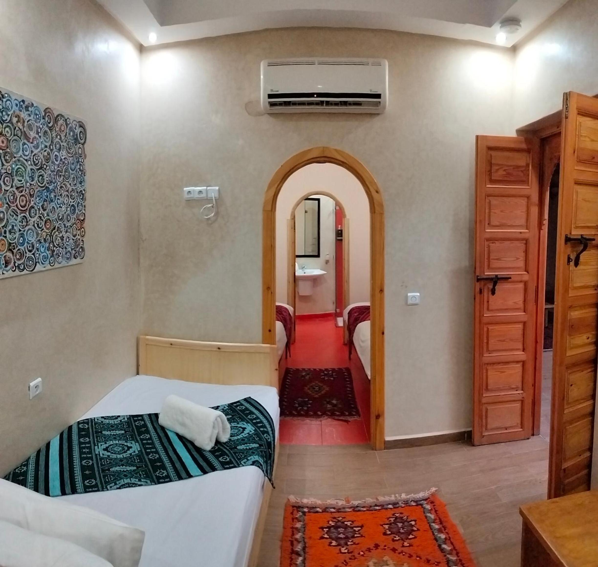 Eight-Bedroom House - Photo 54