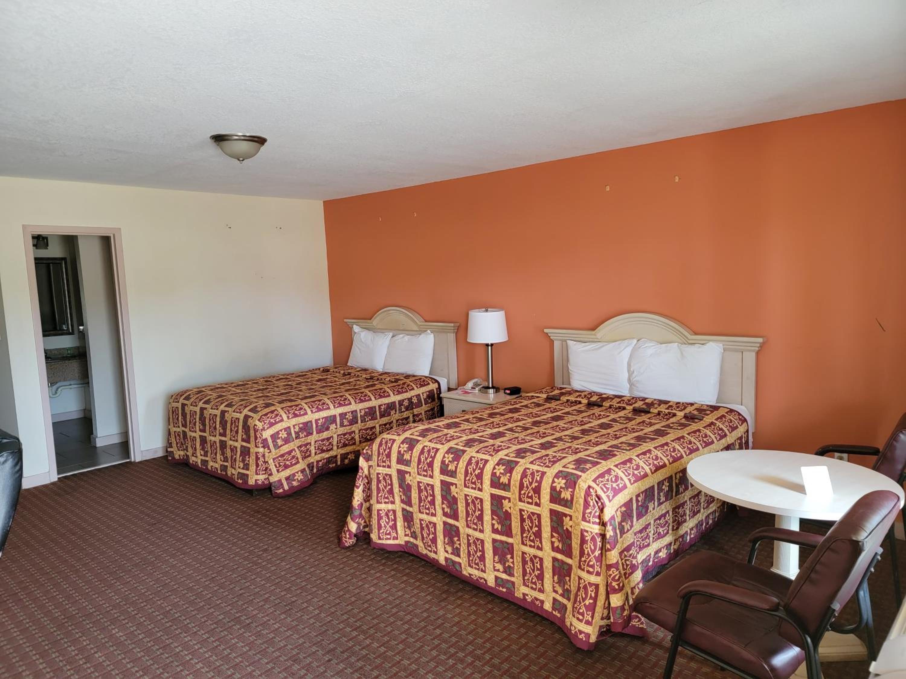 Queen Room with Two Queen Beds - Non-Smoking - Photo 4