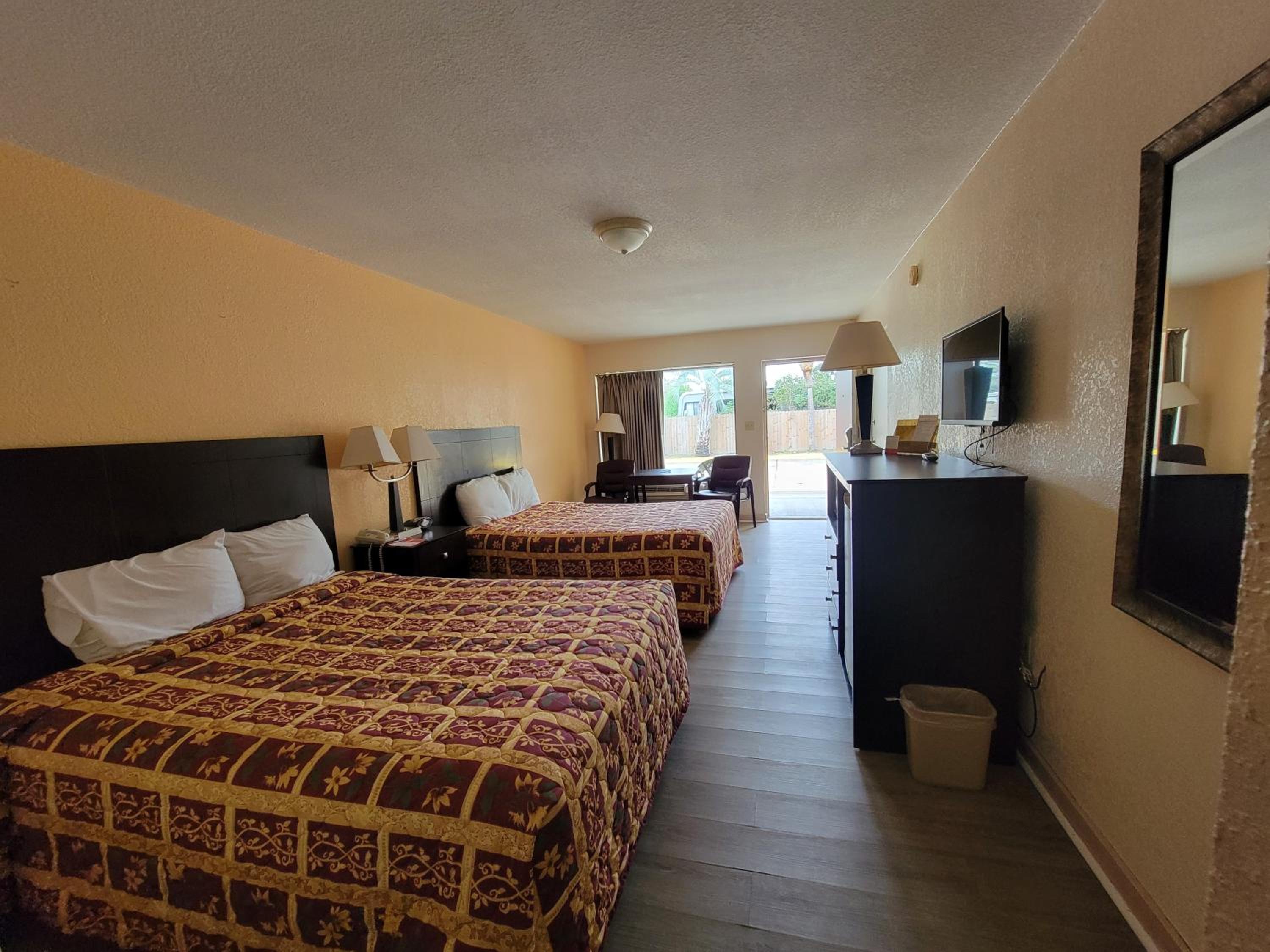 Queen Room with Two Queen Beds - Non-Smoking - Photo 2