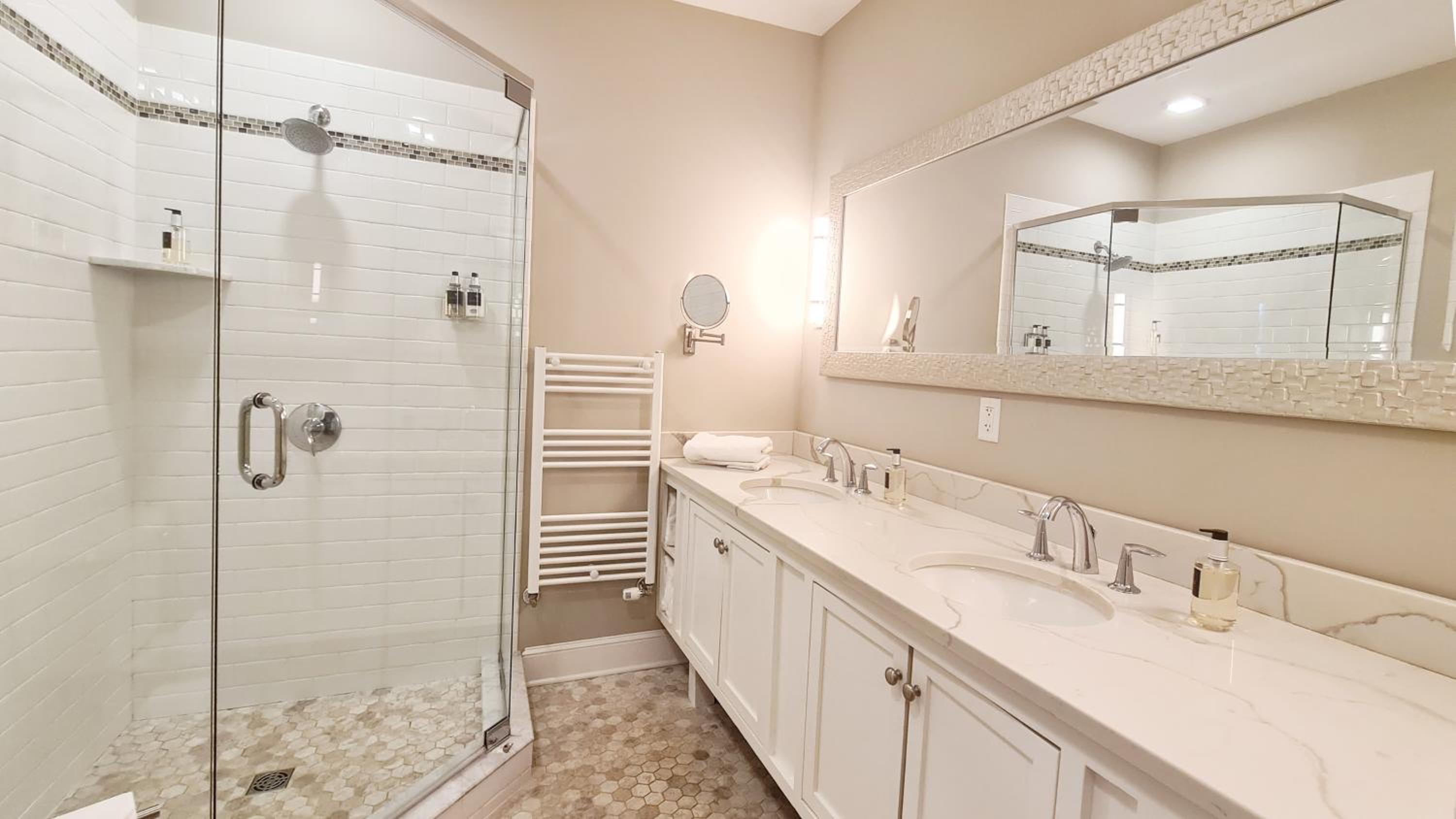 Deluxe King Suite photo 3