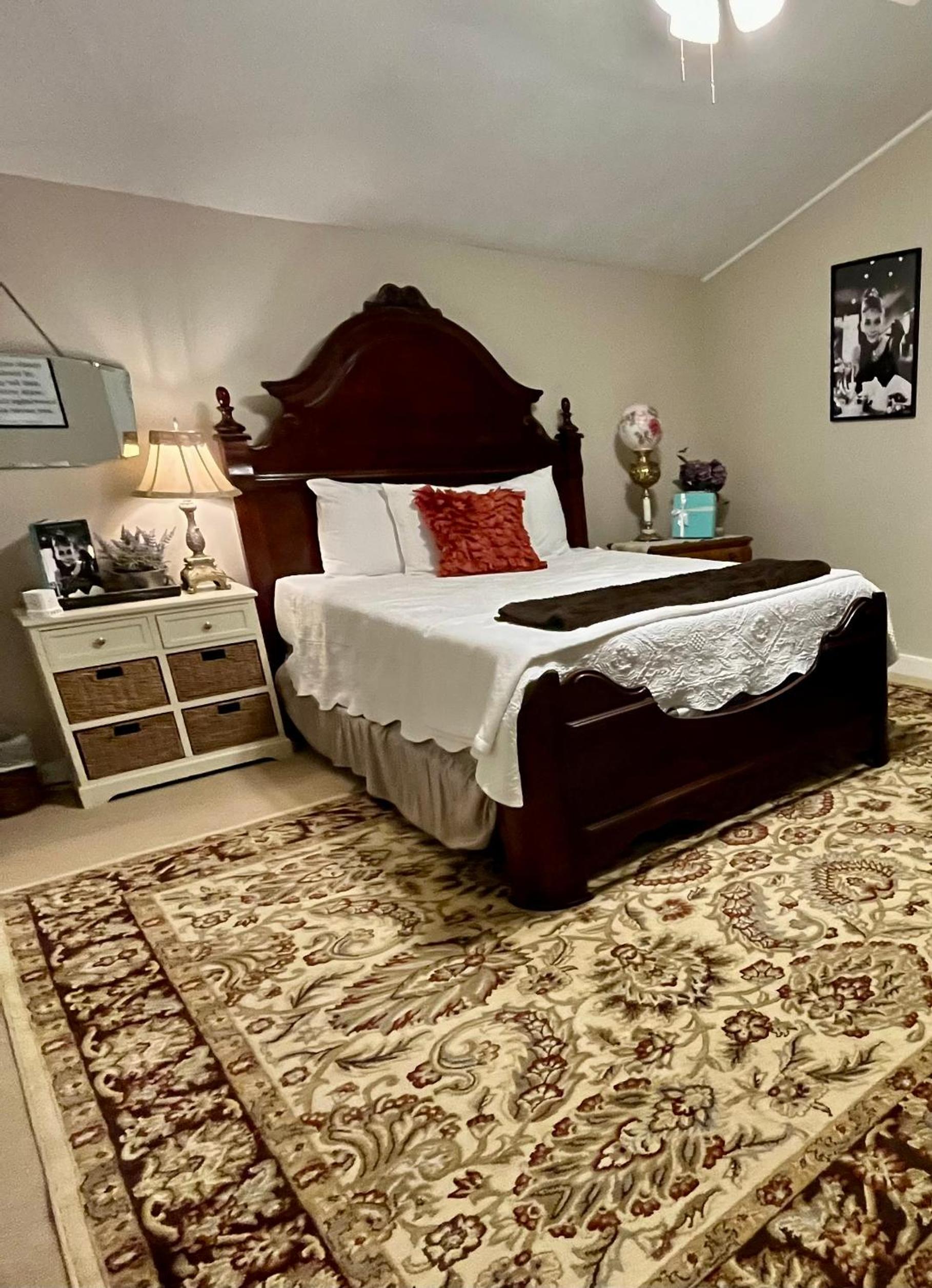 Deluxe Queen Suite - Photo 17