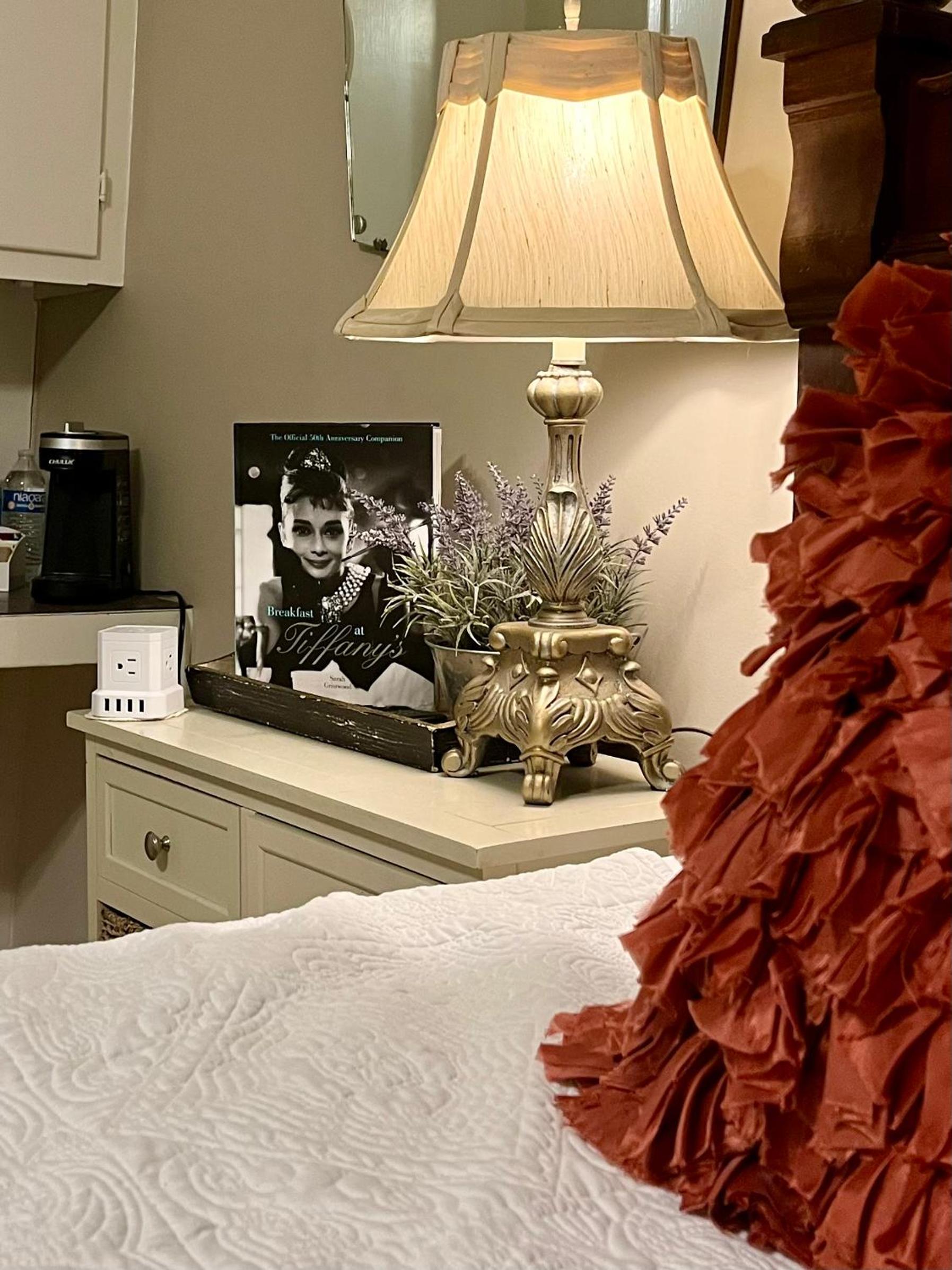 Deluxe Queen Suite - Photo 16