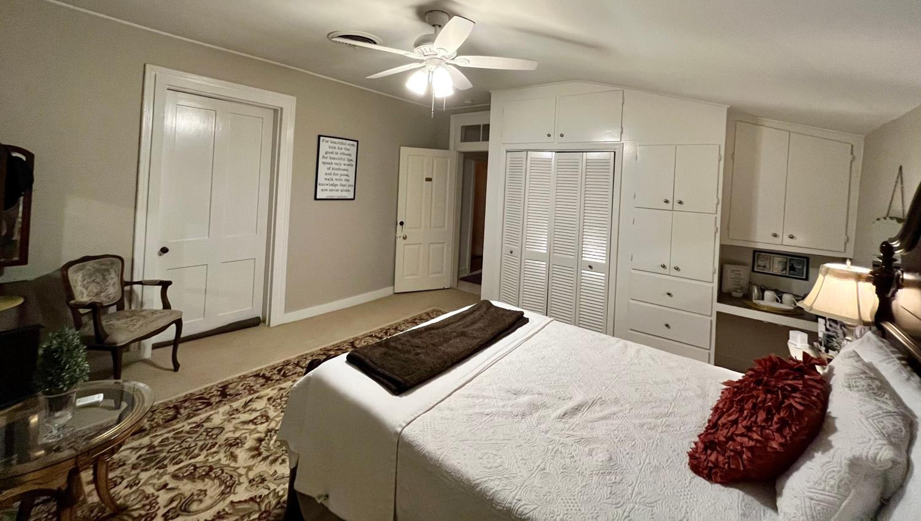 Deluxe Queen Suite - Photo 23