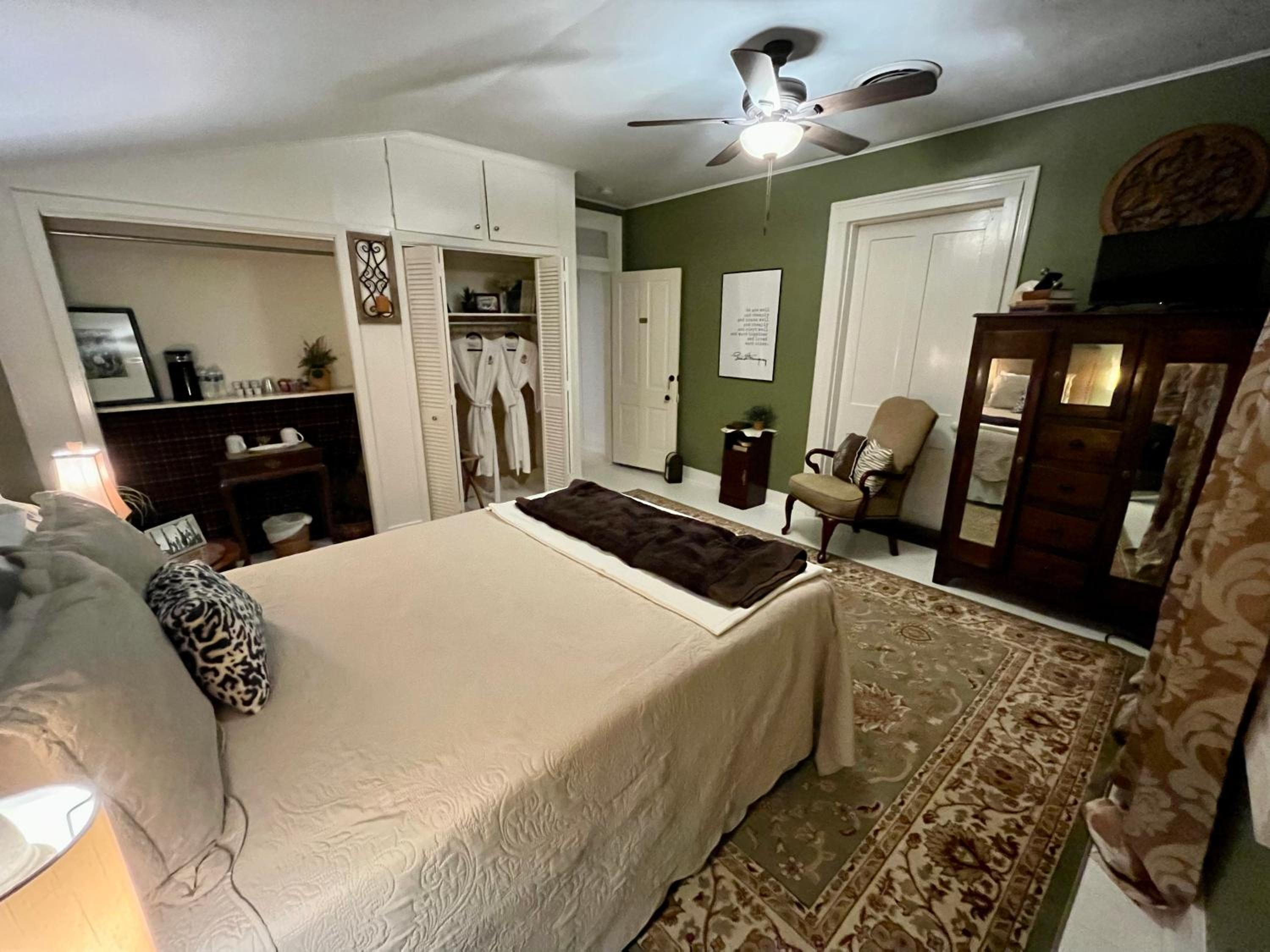 Deluxe Queen Suite