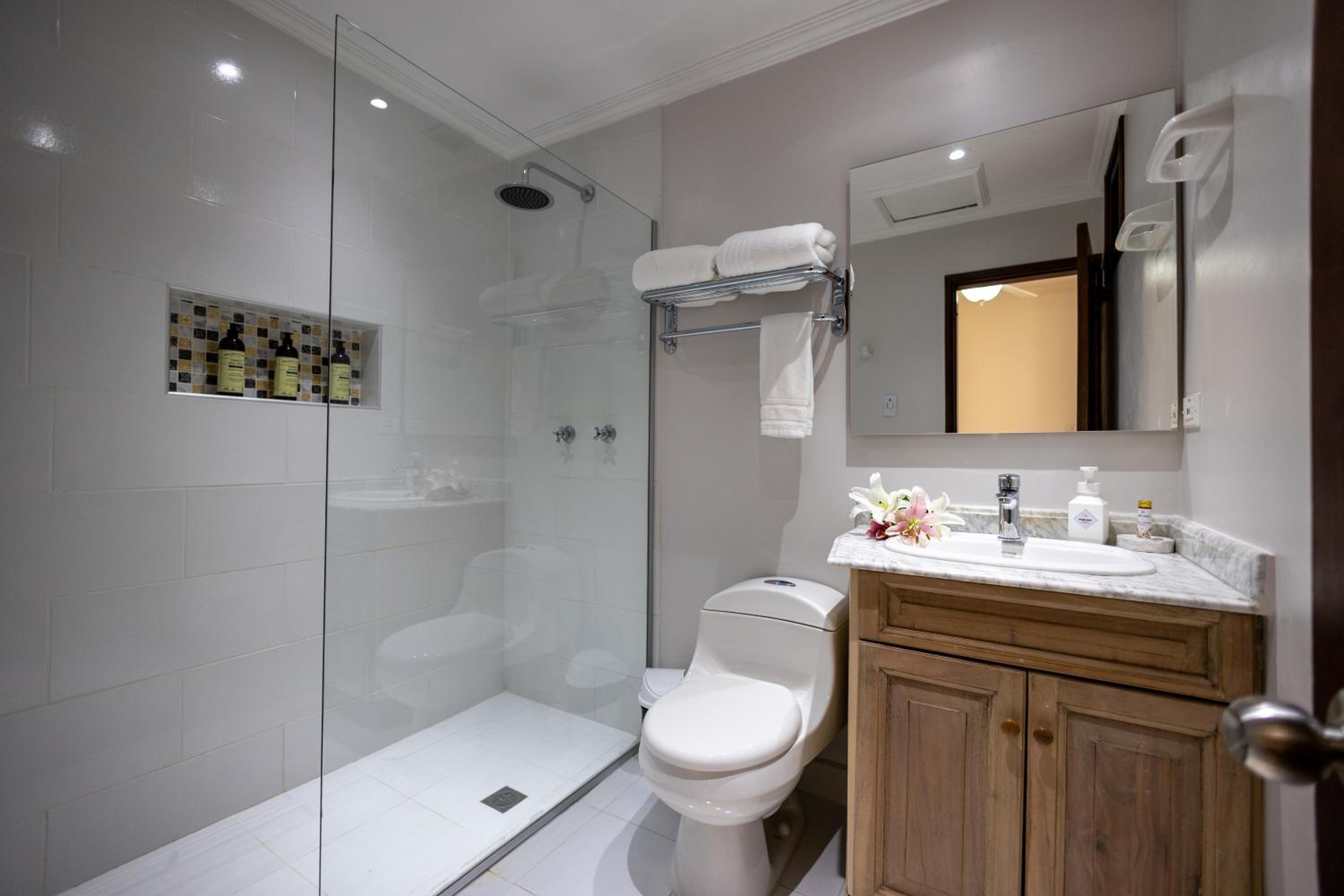 Standard Queen Room - Photo 8