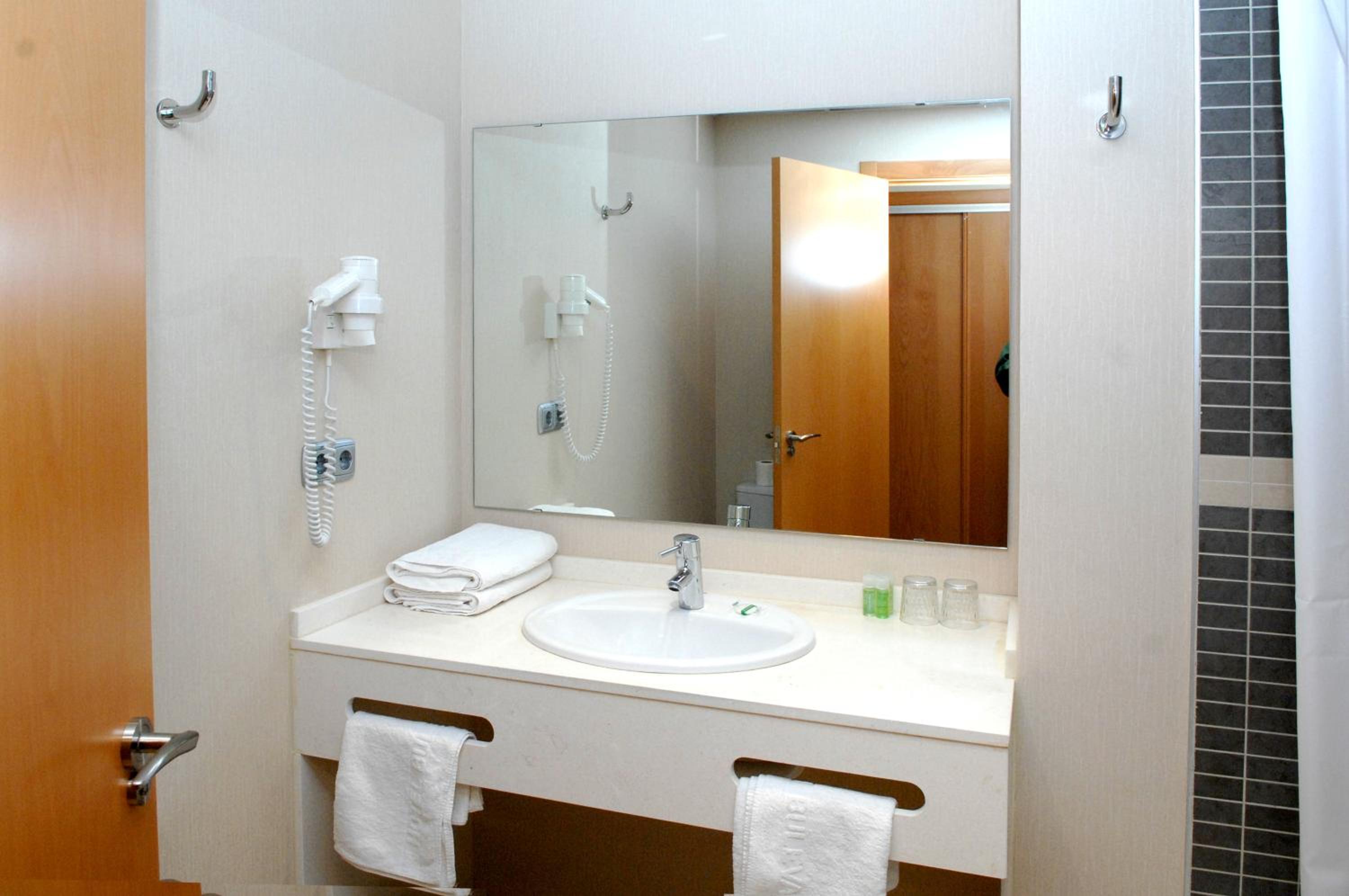 Twin Room (2 Adults + 1 Child) - Photo 3