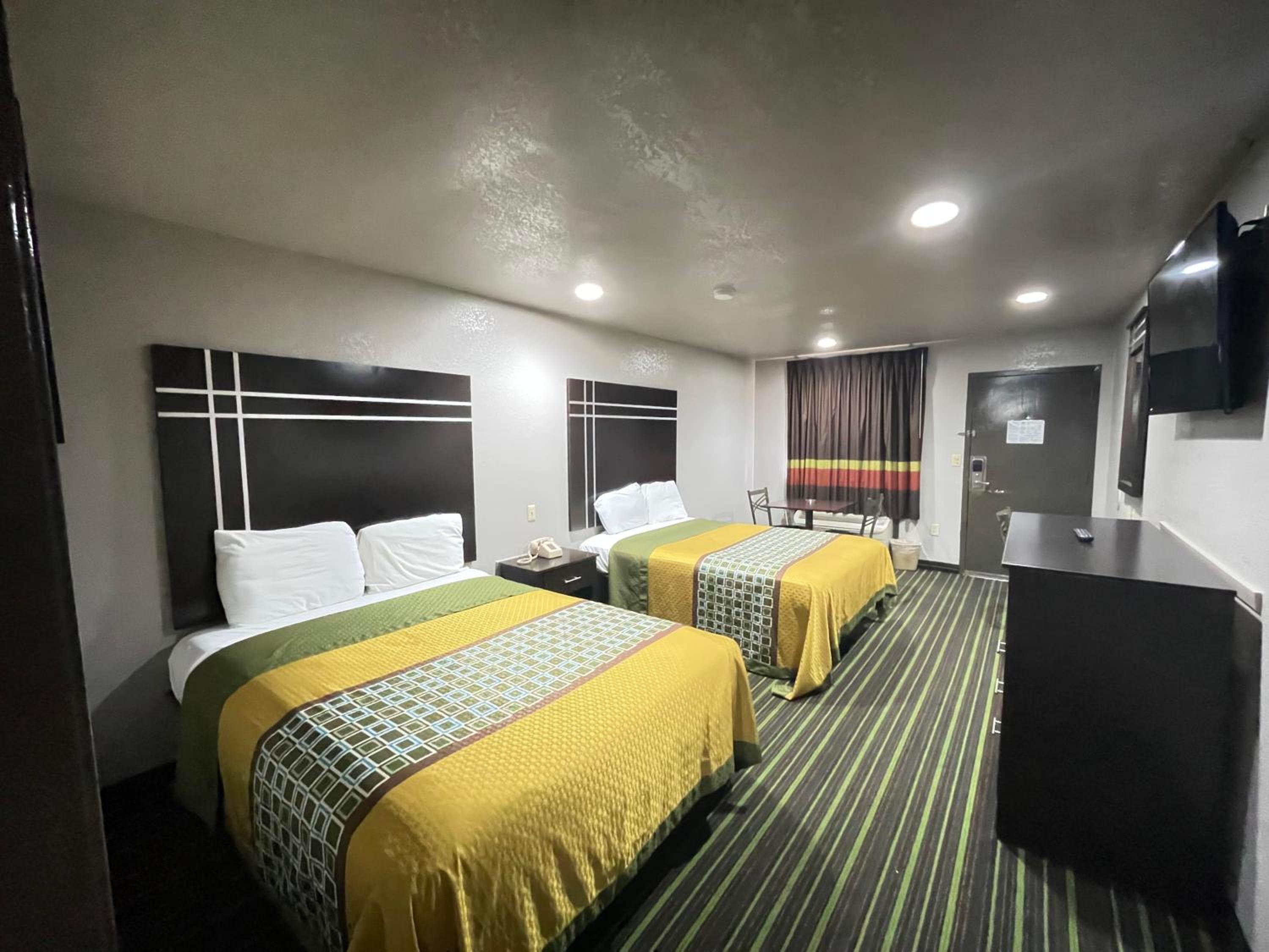 Queen Room with Two Queen Beds - Photo 3